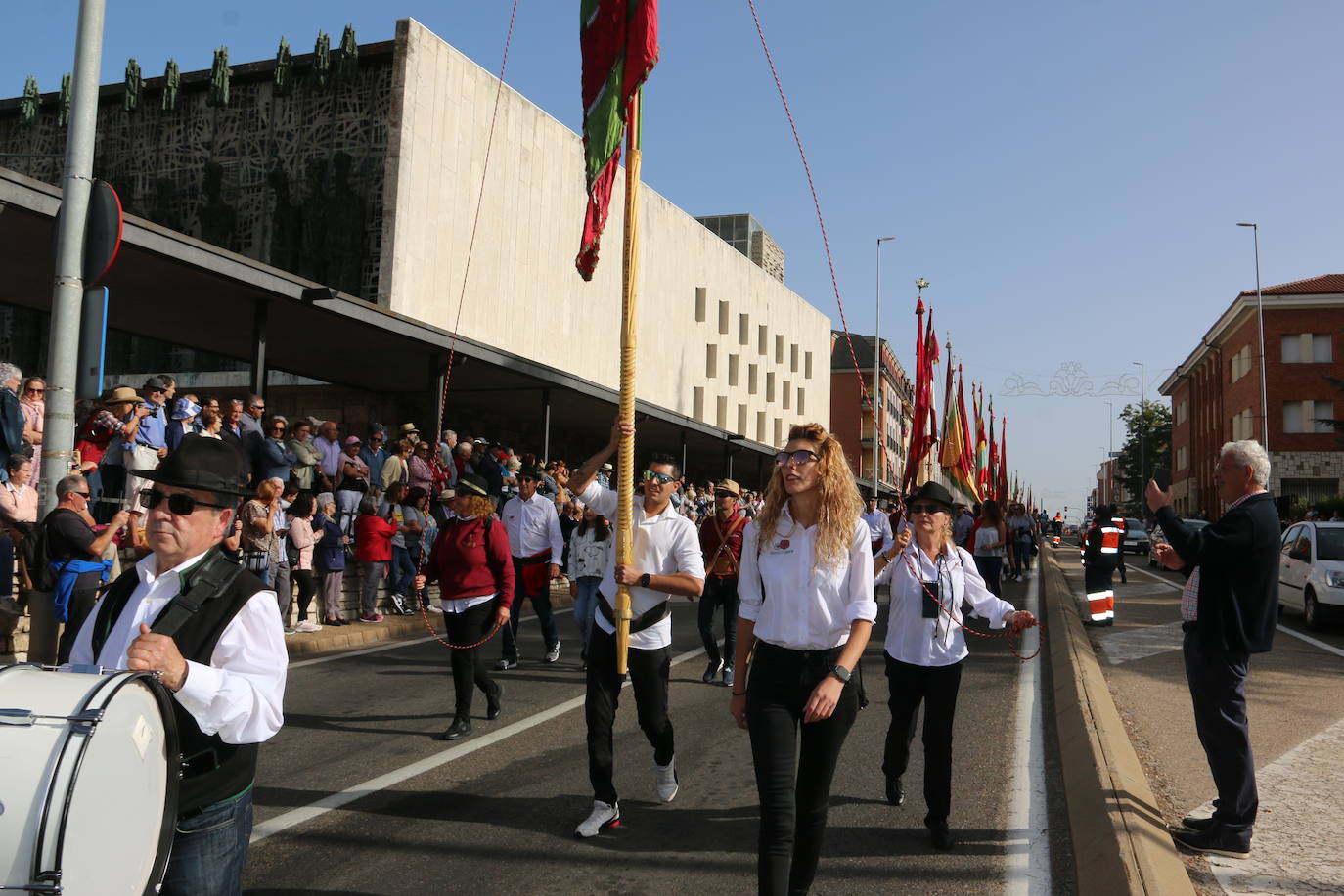 Desfile de pendones y carros engalanados en la romería de San Froilán. 