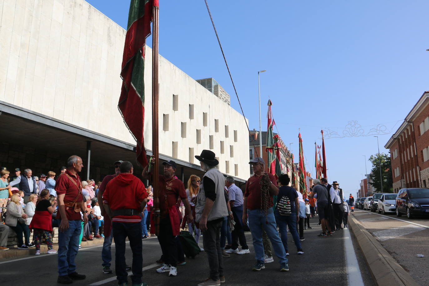 Desfile de pendones y carros engalanados en la romería de San Froilán. 