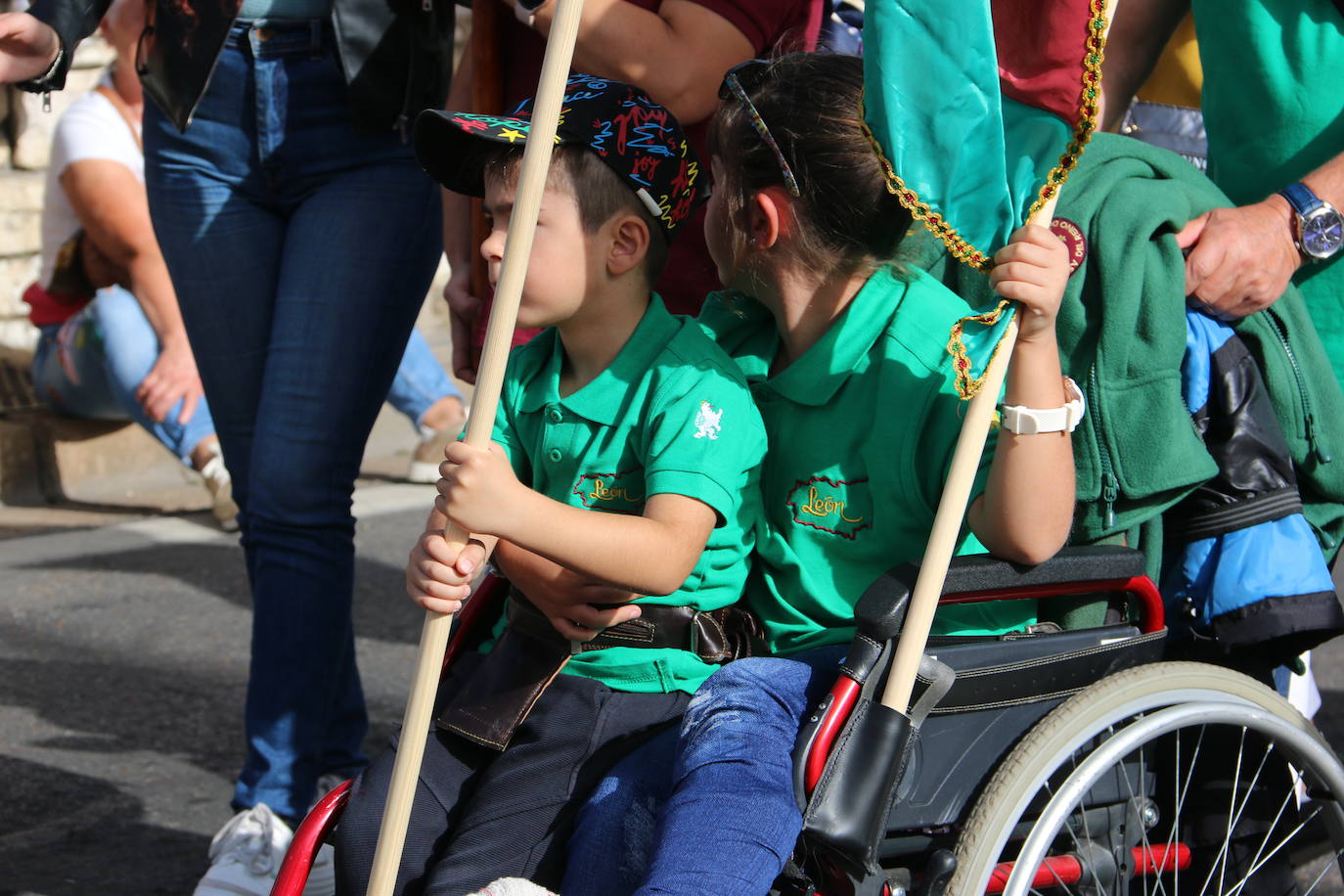 Desfile de pendones y carros engalanados en la romería de San Froilán. 