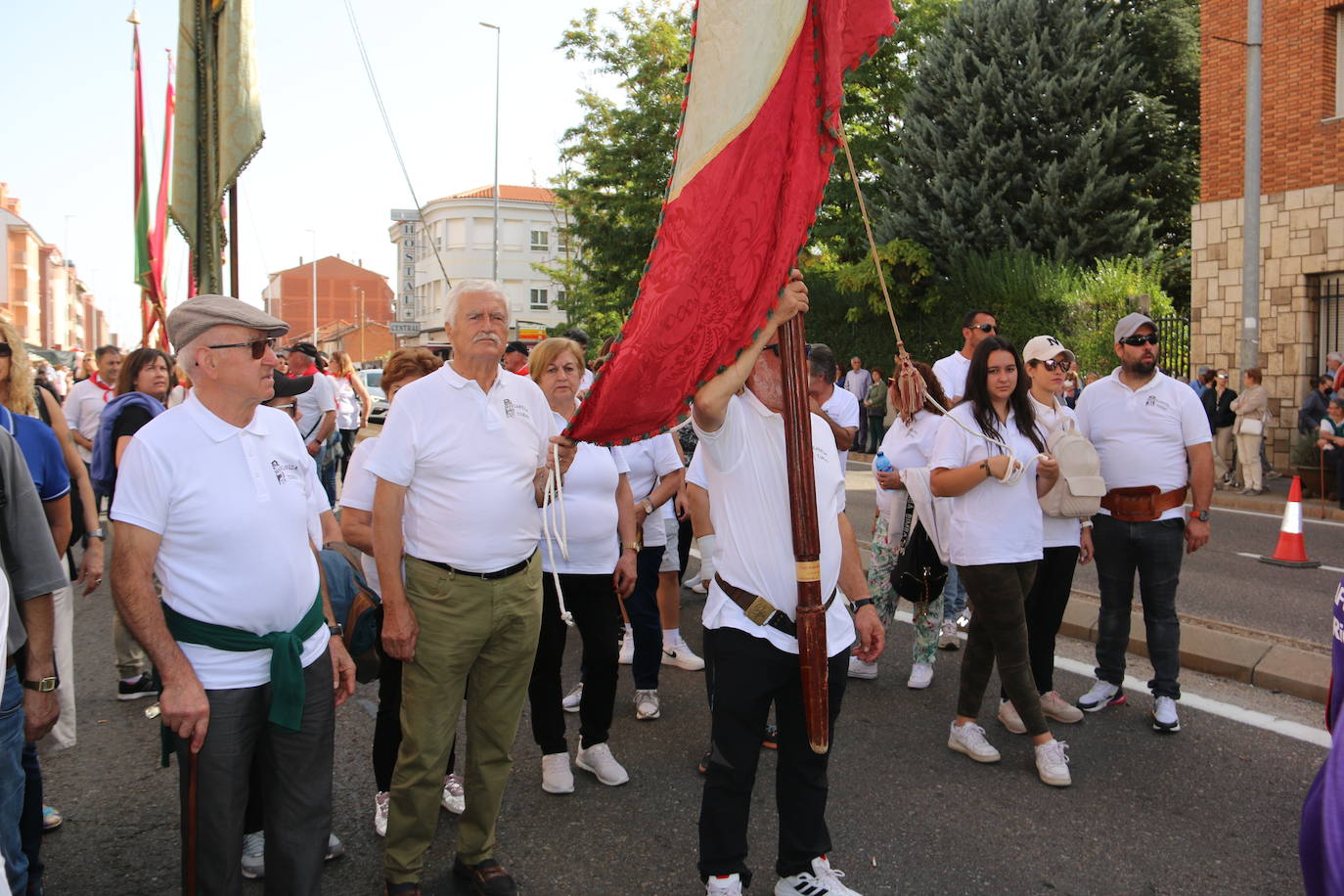 Desfile de pendones y carros engalanados en la romería de San Froilán. 