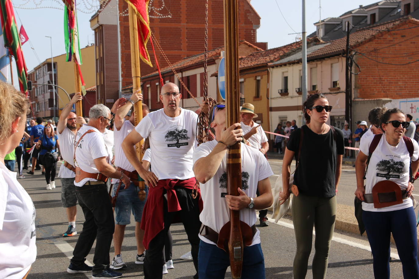 Desfile de pendones y carros engalanados en la romería de San Froilán. 