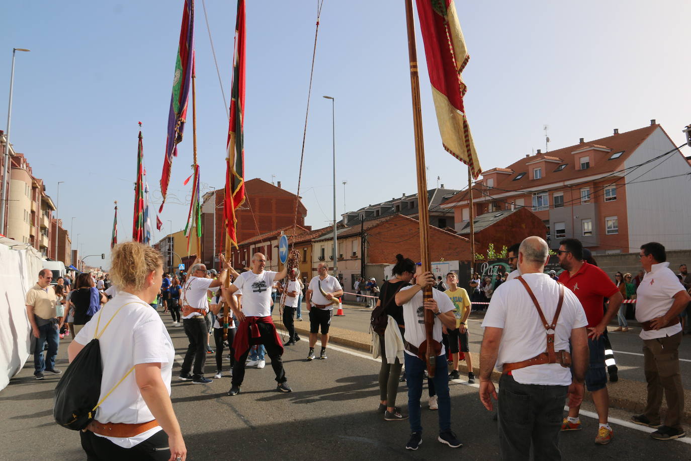 Desfile de pendones y carros engalanados en la romería de San Froilán. 