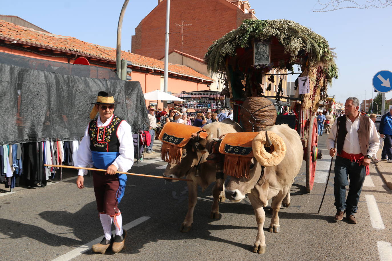 Desfile de pendones y carros engalanados en la romería de San Froilán. 