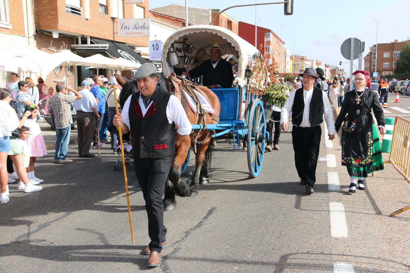 Desfile de pendones y carros engalanados en la romería de San Froilán. 