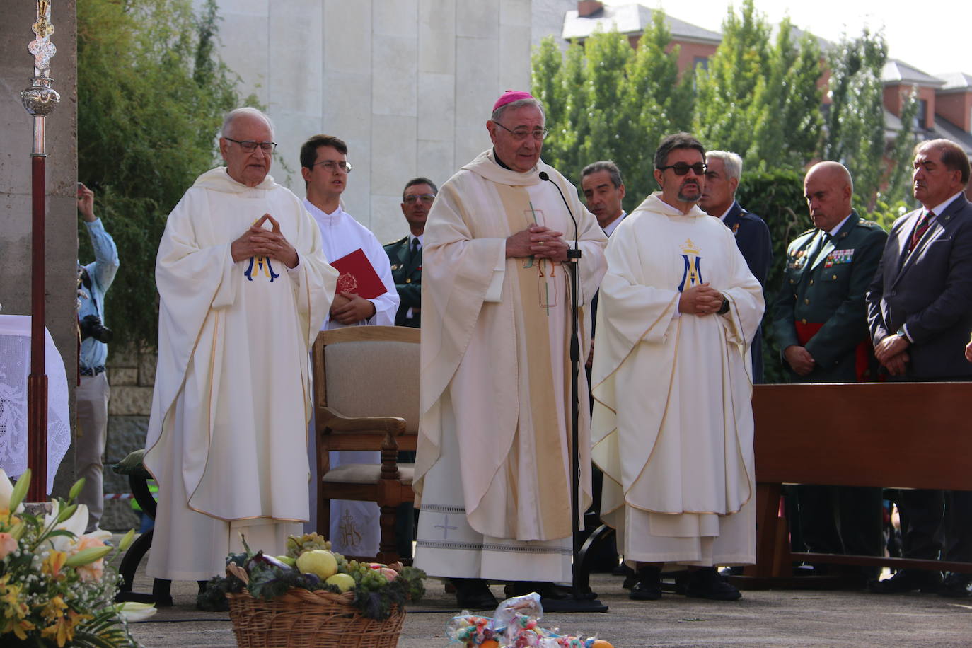 La celebración volvía a 'salir' al parque anexo a la Basílica, tras unos años donde las restricciones obligaron a llevarla a cabo en el interior del templo.