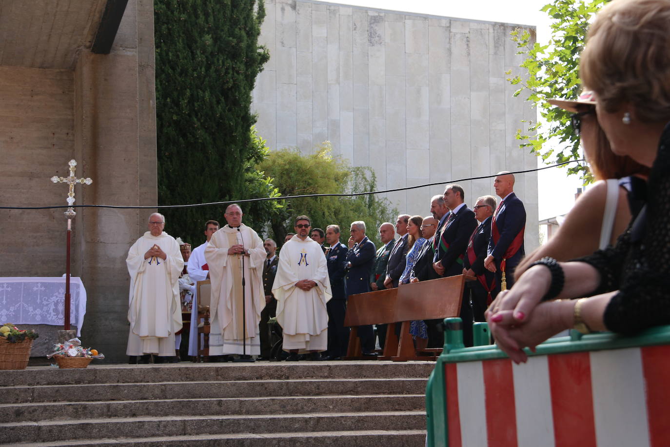 La celebración volvía a 'salir' al parque anexo a la Basílica, tras unos años donde las restricciones obligaron a llevarla a cabo en el interior del templo.