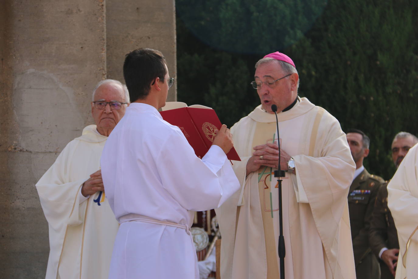 La celebración volvía a 'salir' al parque anexo a la Basílica, tras unos años donde las restricciones obligaron a llevarla a cabo en el interior del templo.