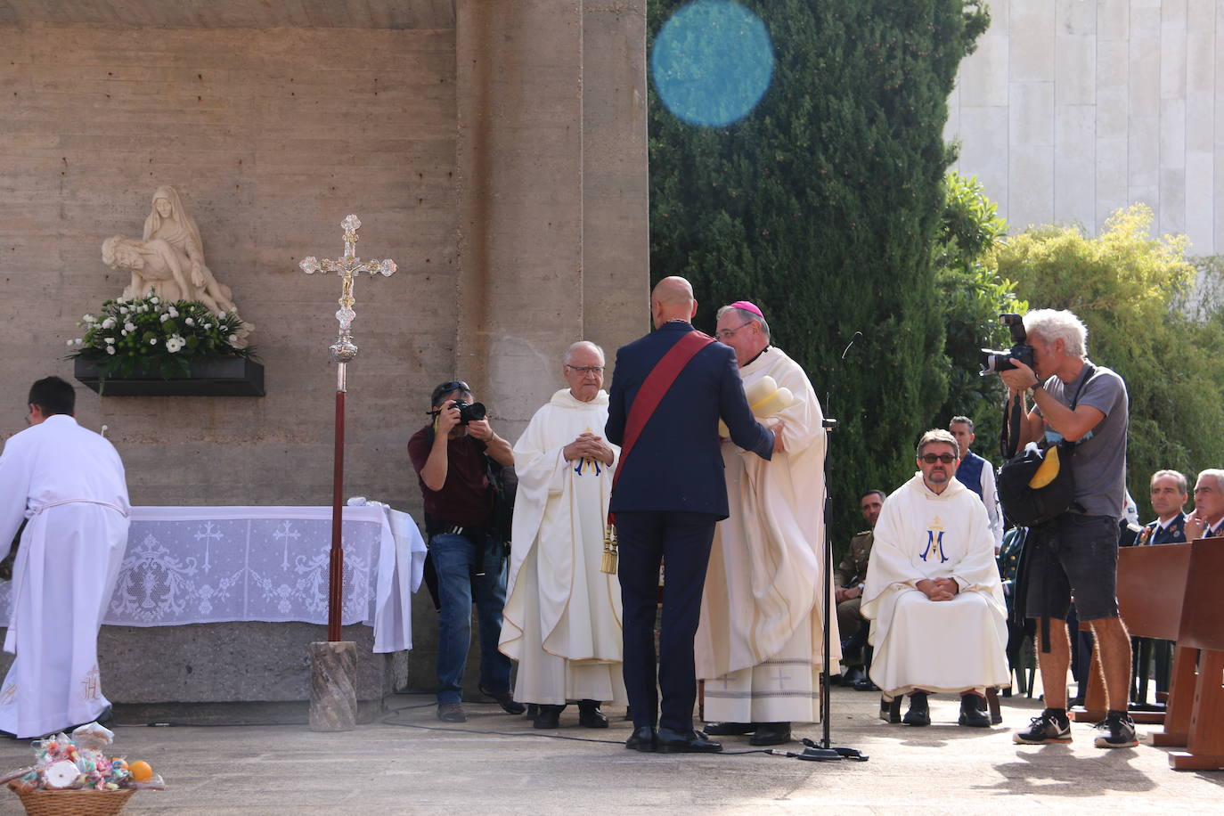 La celebración volvía a 'salir' al parque anexo a la Basílica, tras unos años donde las restricciones obligaron a llevarla a cabo en el interior del templo.