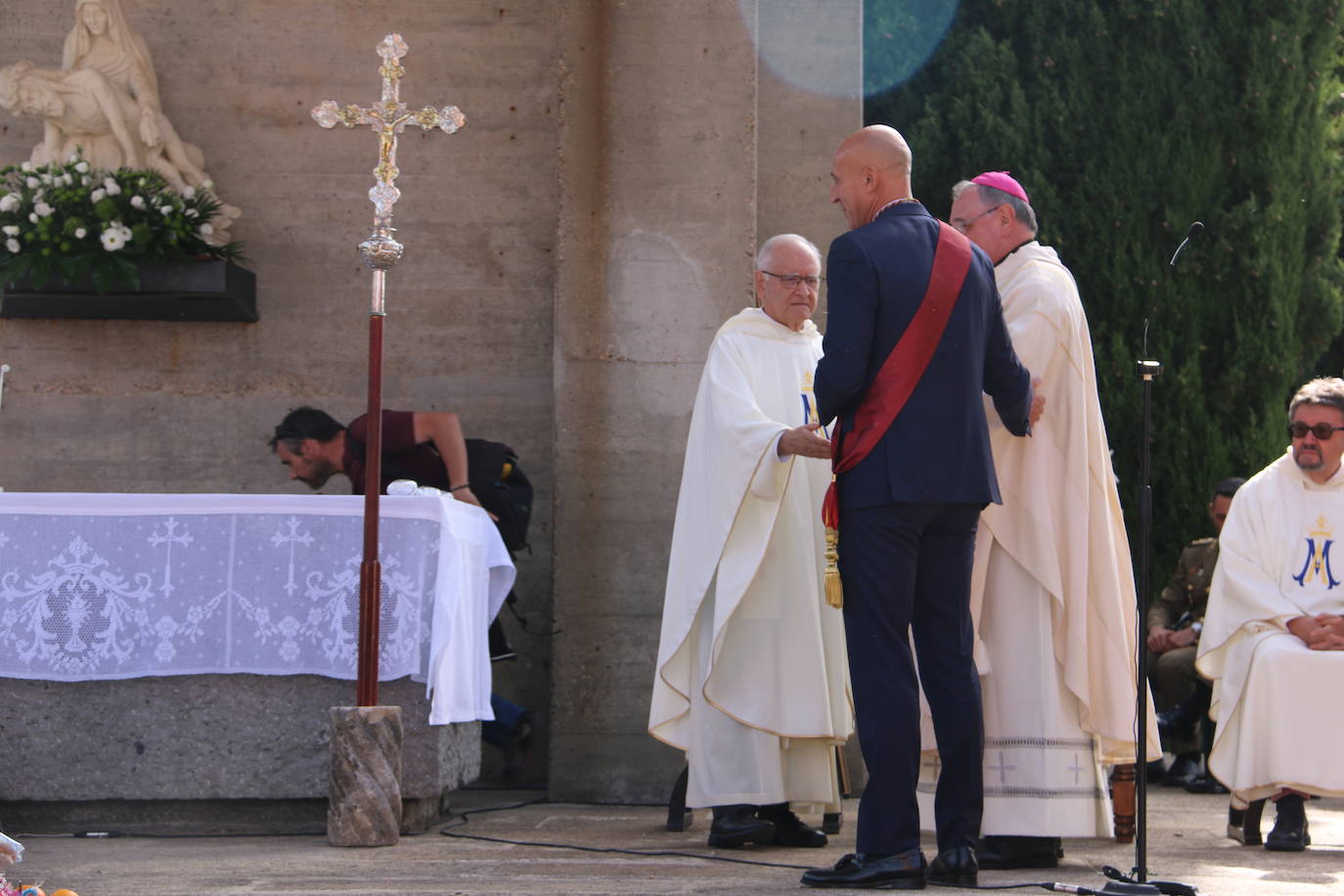 La celebración volvía a 'salir' al parque anexo a la Basílica, tras unos años donde las restricciones obligaron a llevarla a cabo en el interior del templo.