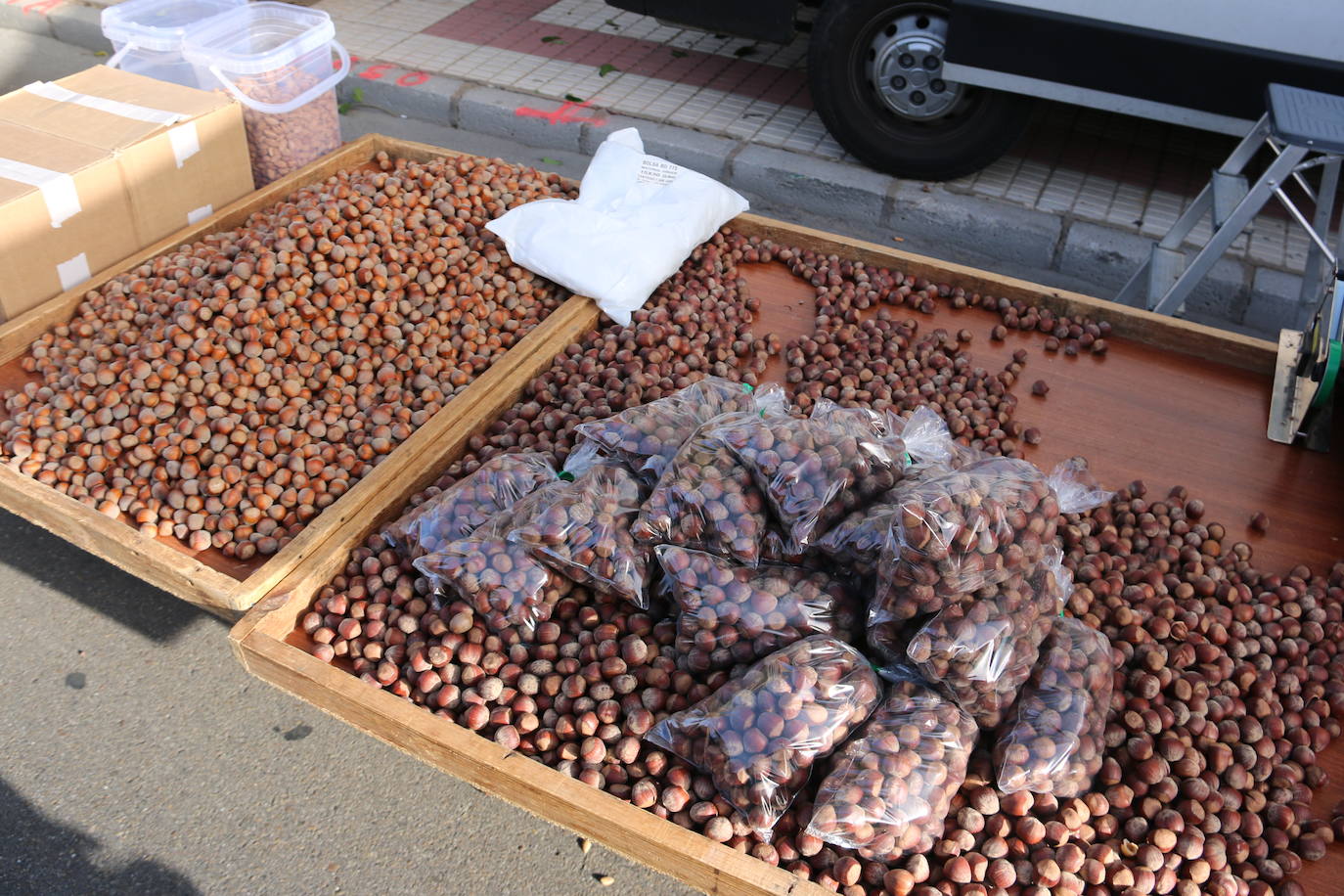 Diversos puestos de avellanas en el mercado de La Virgen del Camino. 