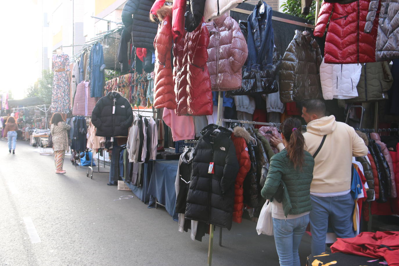 Diversos puestos de avellanas en el mercado de La Virgen del Camino. 