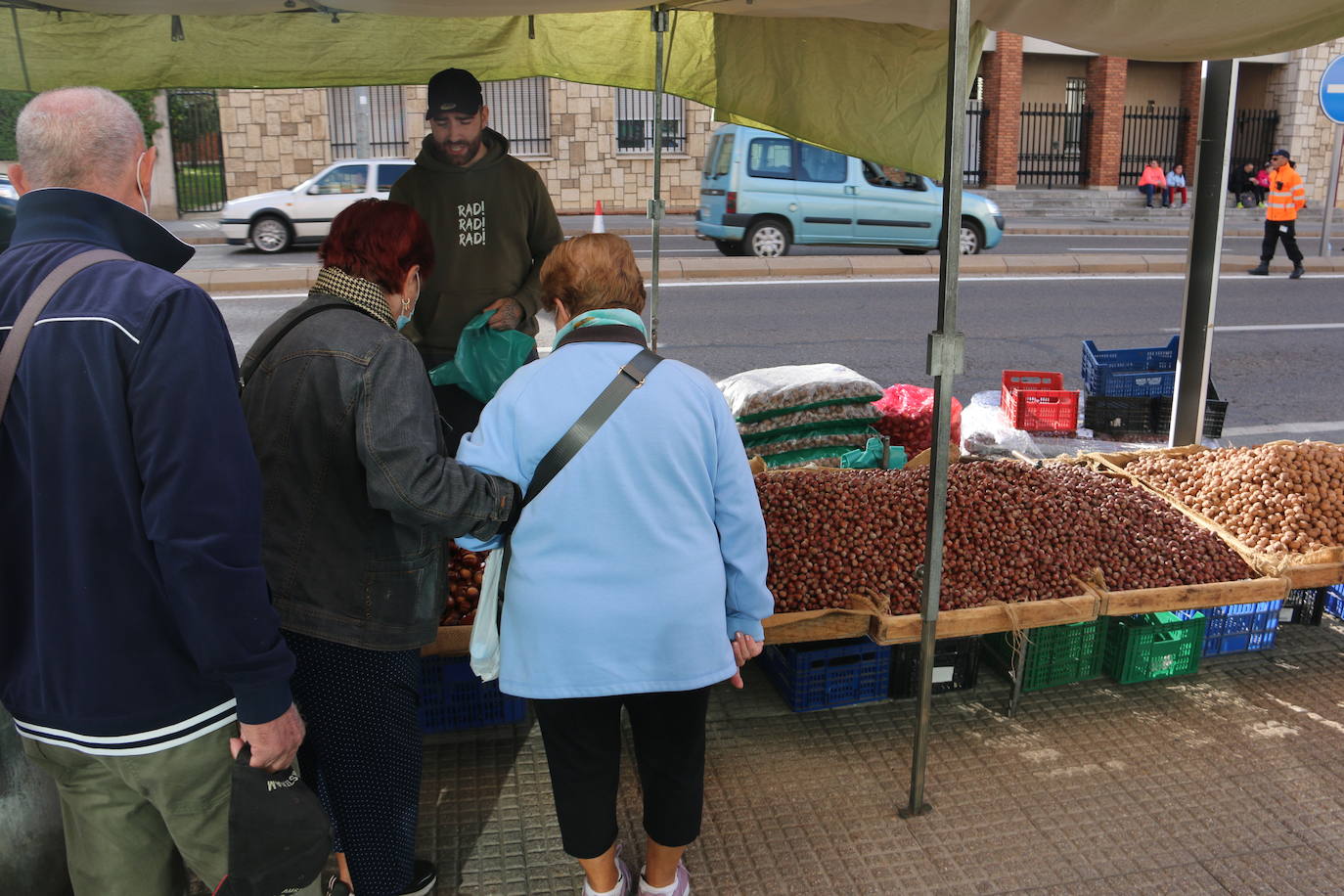 Diversos puestos de avellanas en el mercado de La Virgen del Camino. 