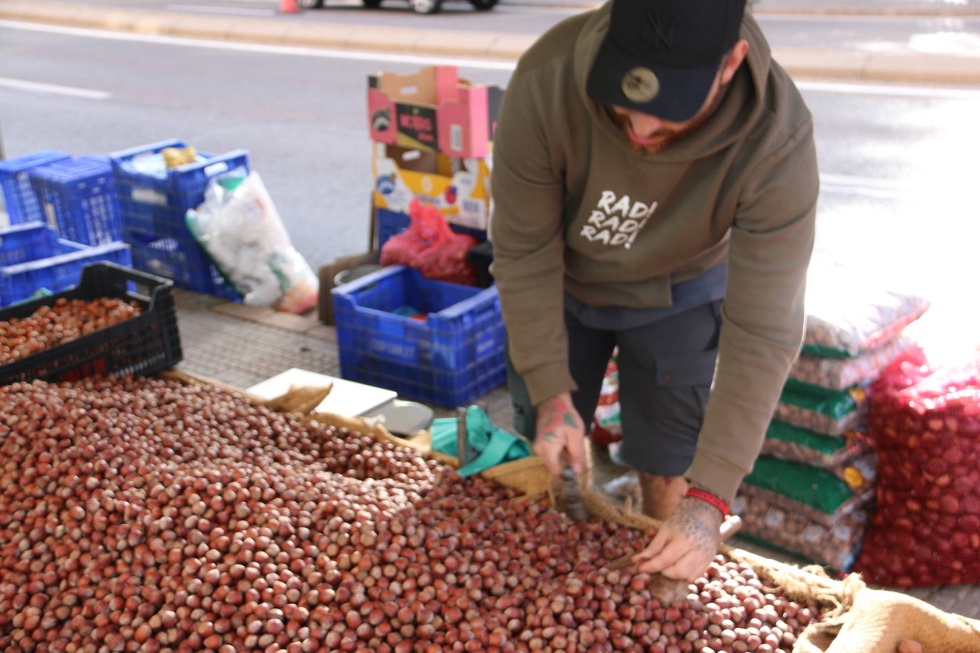 Diversos puestos de avellanas en el mercado de La Virgen del Camino. 