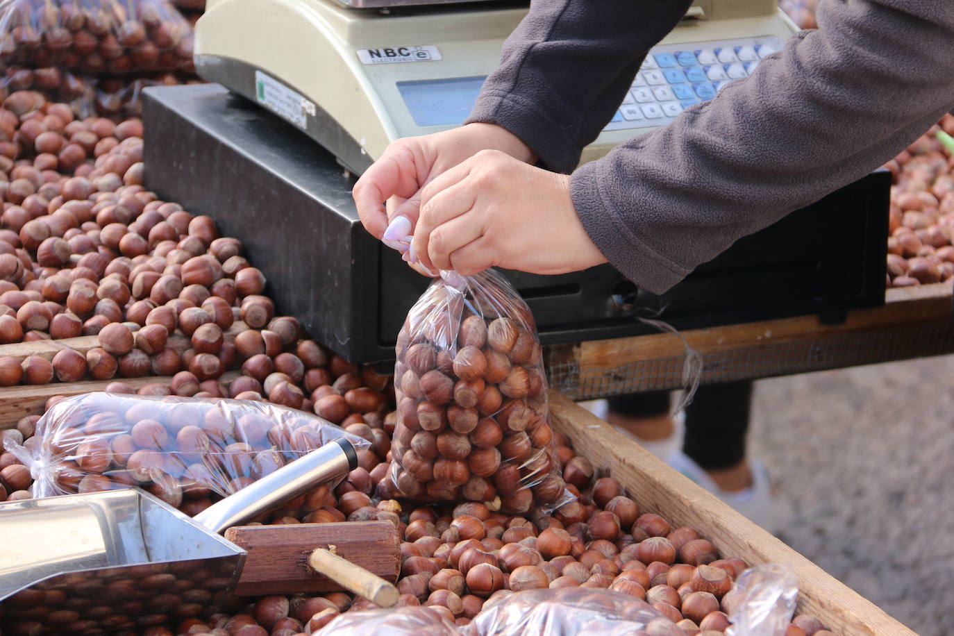 Diversos puestos de avellanas en el mercado de La Virgen del Camino. 