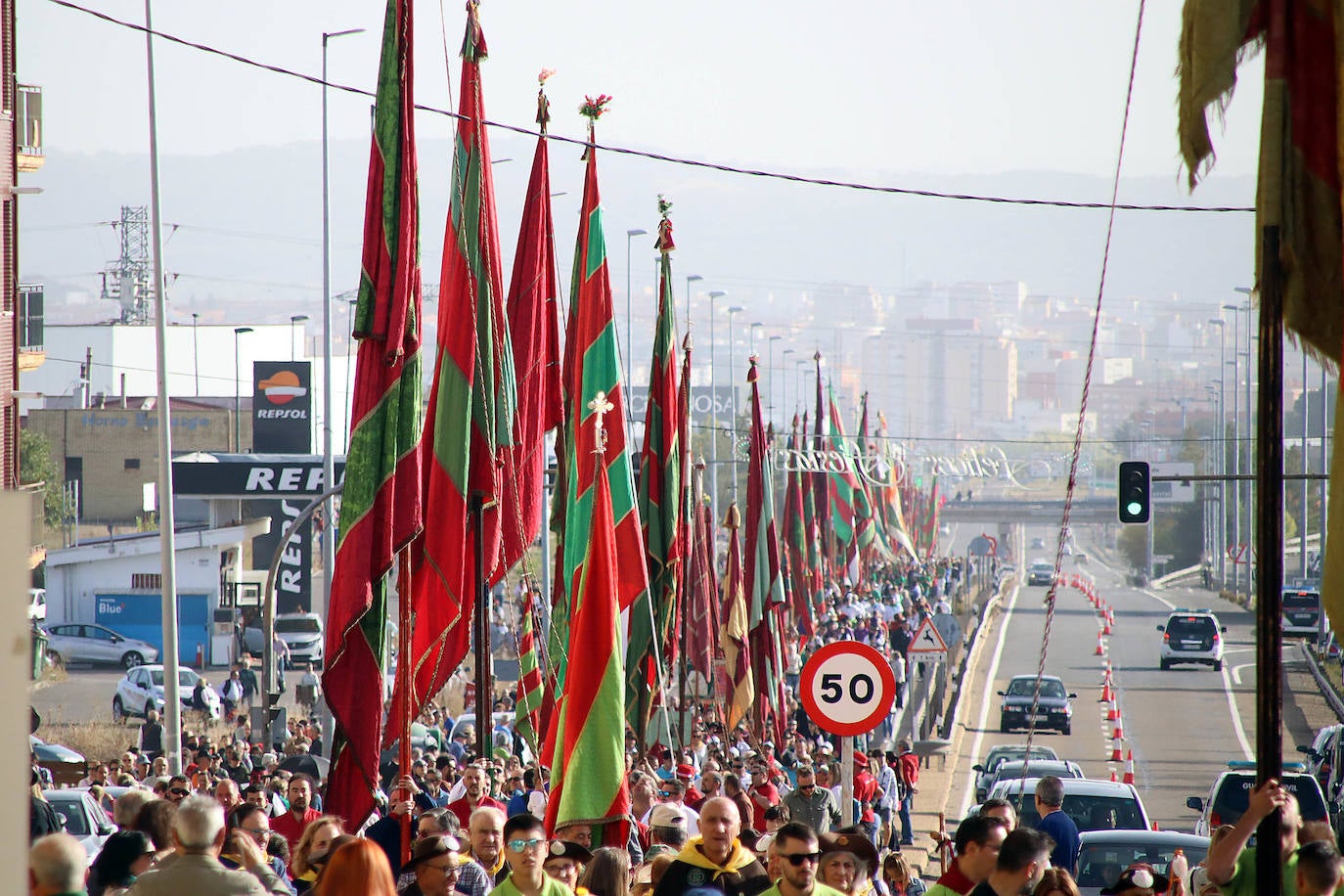 tradicional romería de pendones y carros engalanados de San Froilán y eucaristía presidida por el obispo Luis Ángel de las Heras