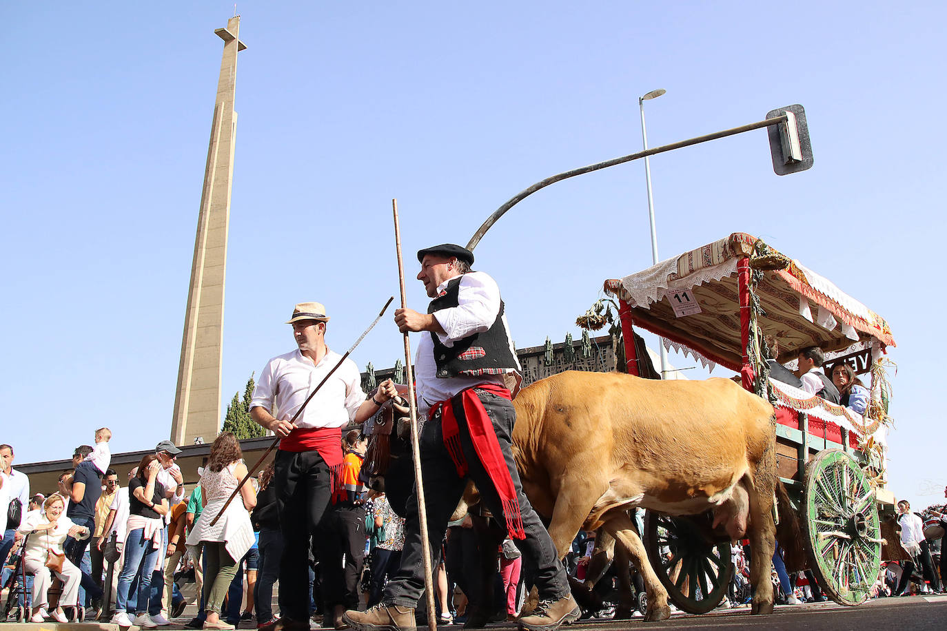 tradicional romería de pendones y carros engalanados de San Froilán y eucaristía presidida por el obispo Luis Ángel de las Heras