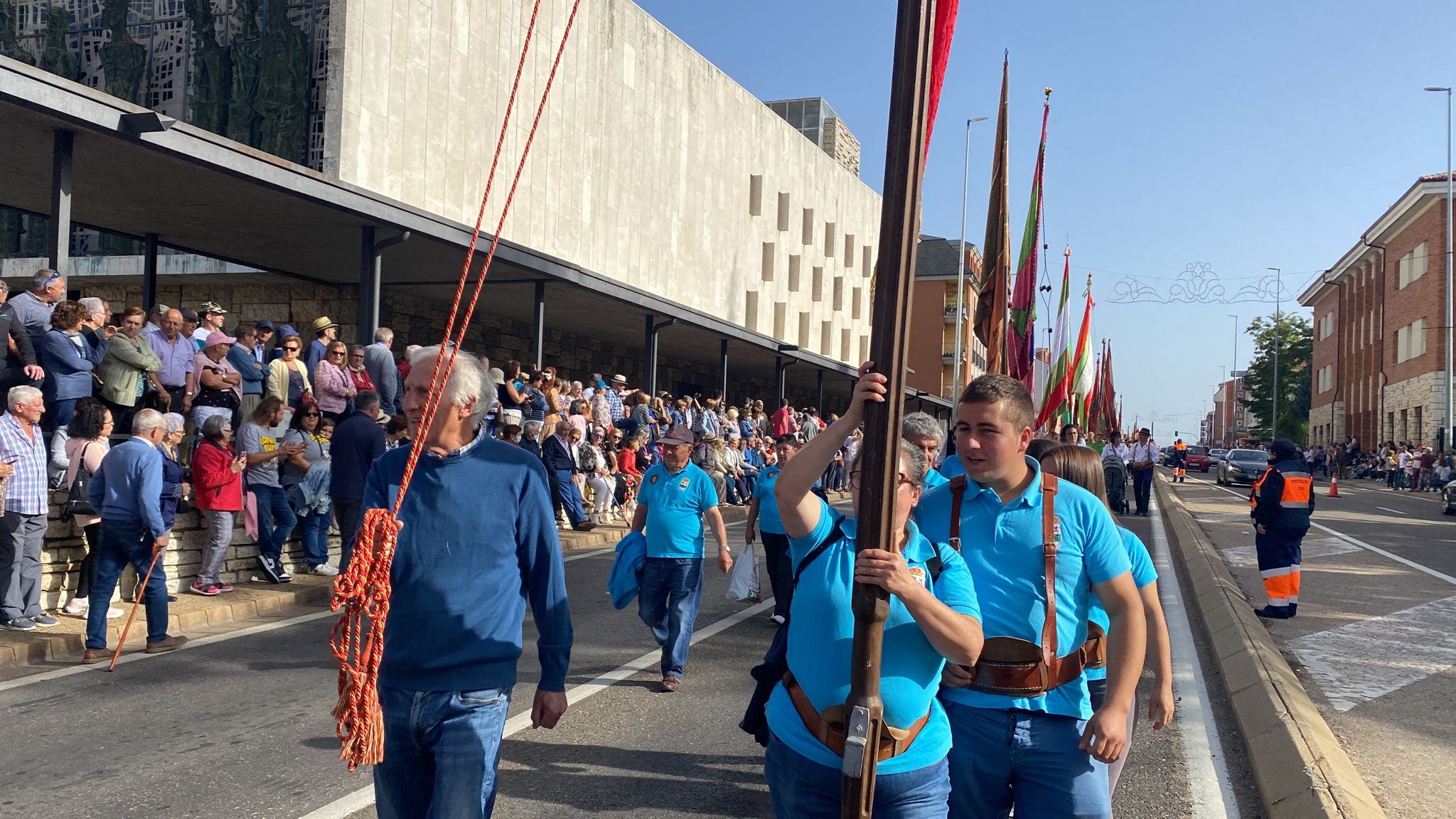 Pendones, carros engalanados y más de 50.000 romeros protagonizan el gran día de las festividades de San Froilán