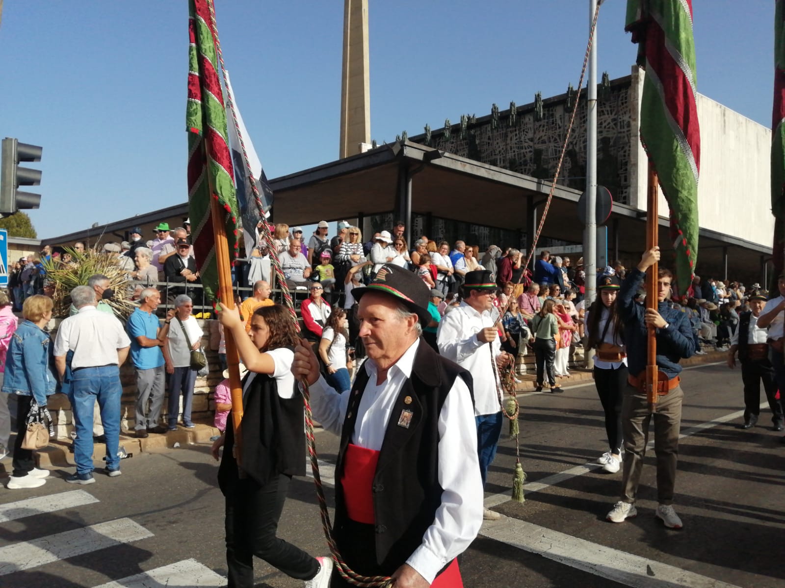 Pendones, carros engalanados y más de 50.000 romeros protagonizan el gran día de las festividades de San Froilán