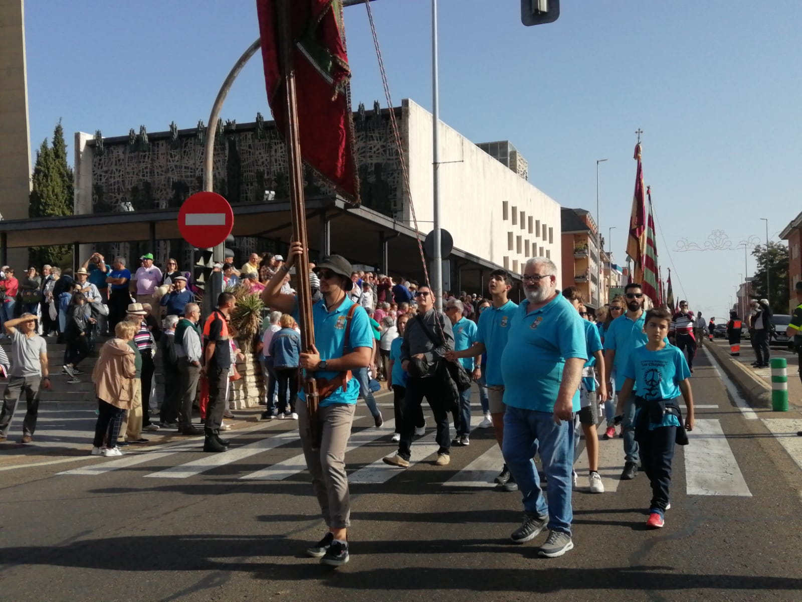 Pendones, carros engalanados y más de 50.000 romeros protagonizan el gran día de las festividades de San Froilán