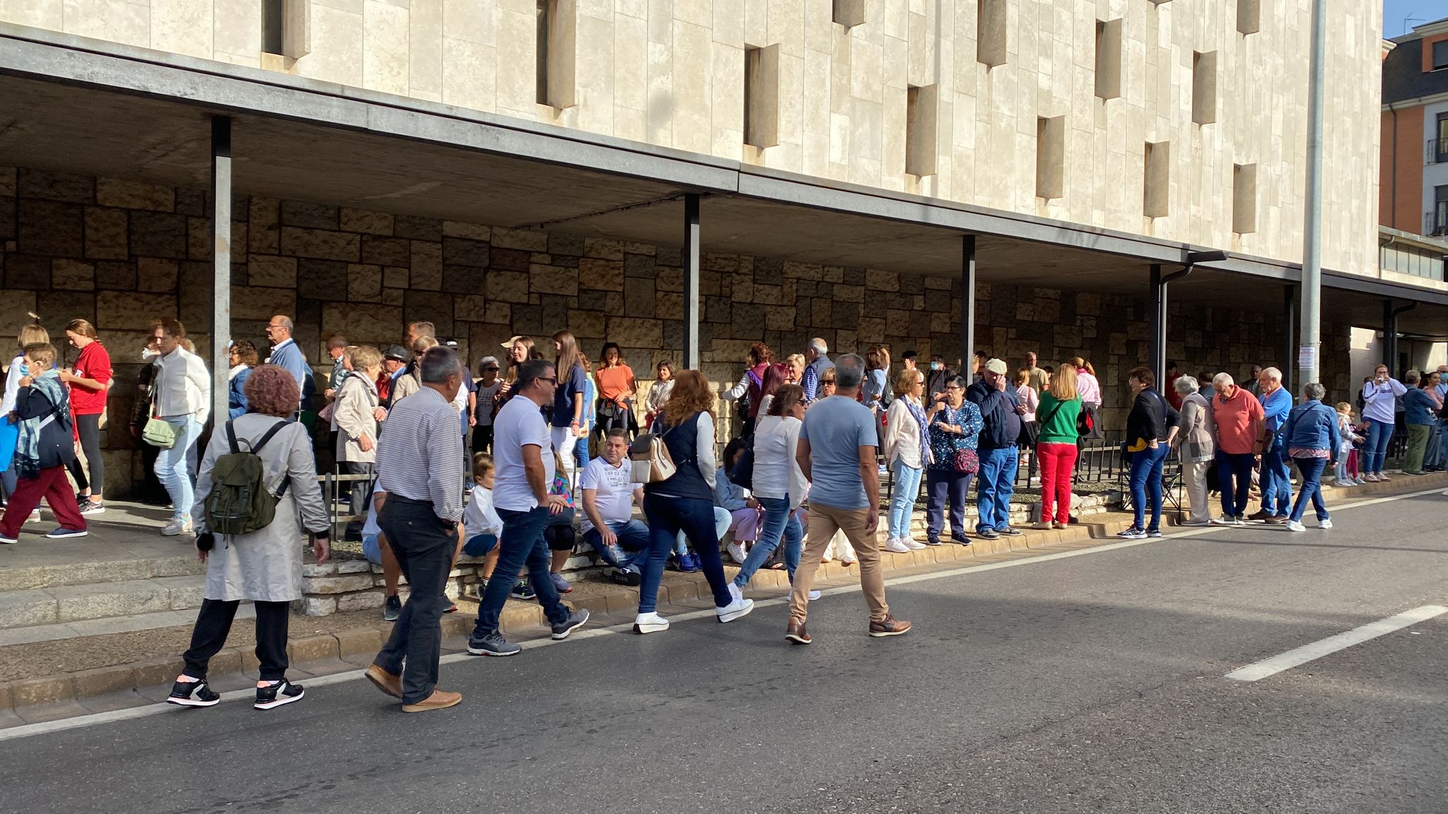 Pendones, carros engalanados y más de 50.000 romeros protagonizan el gran día de las festividades de San Froilán