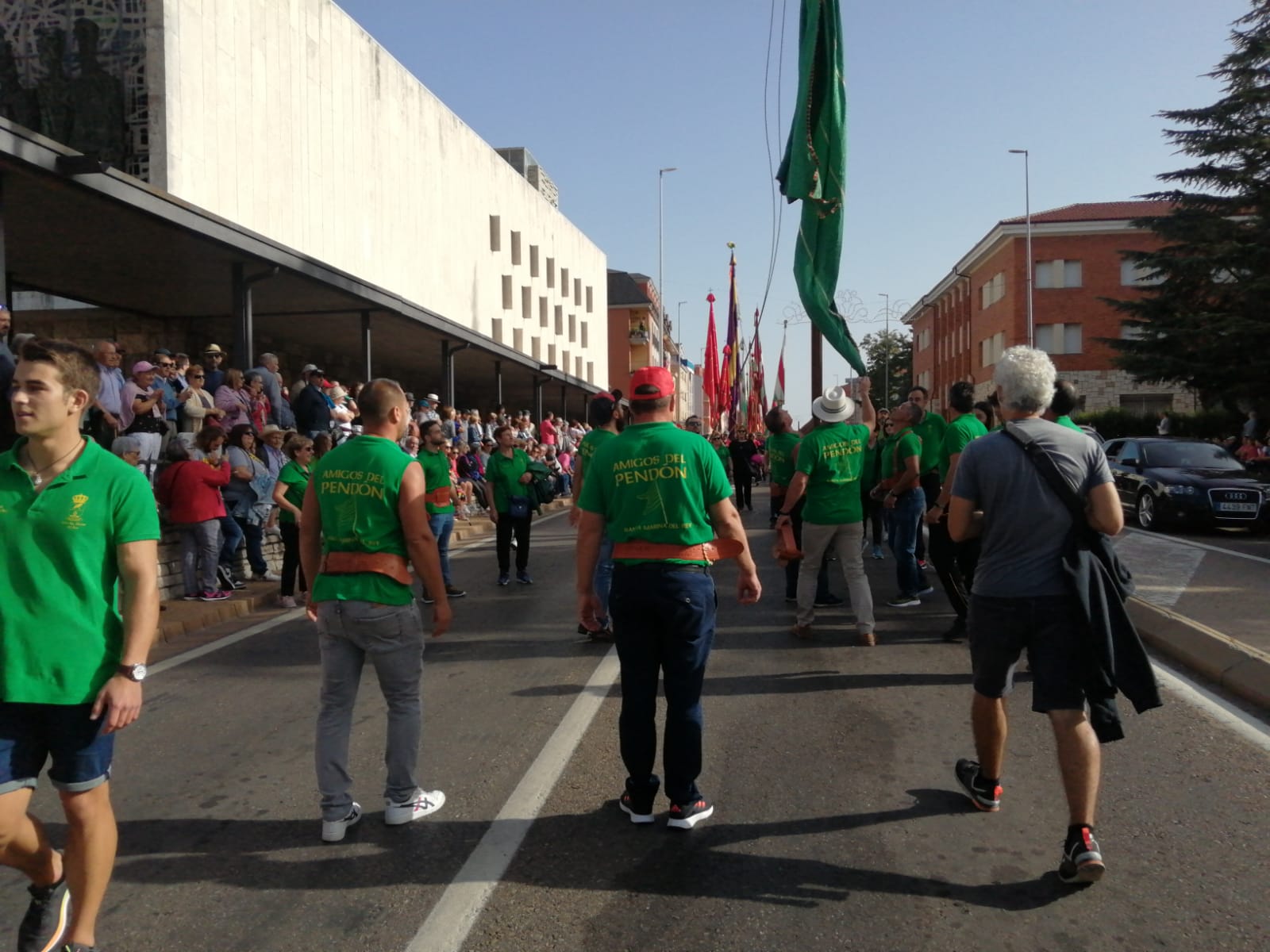 Pendones, carros engalanados y más de 50.000 romeros protagonizan el gran día de las festividades de San Froilán