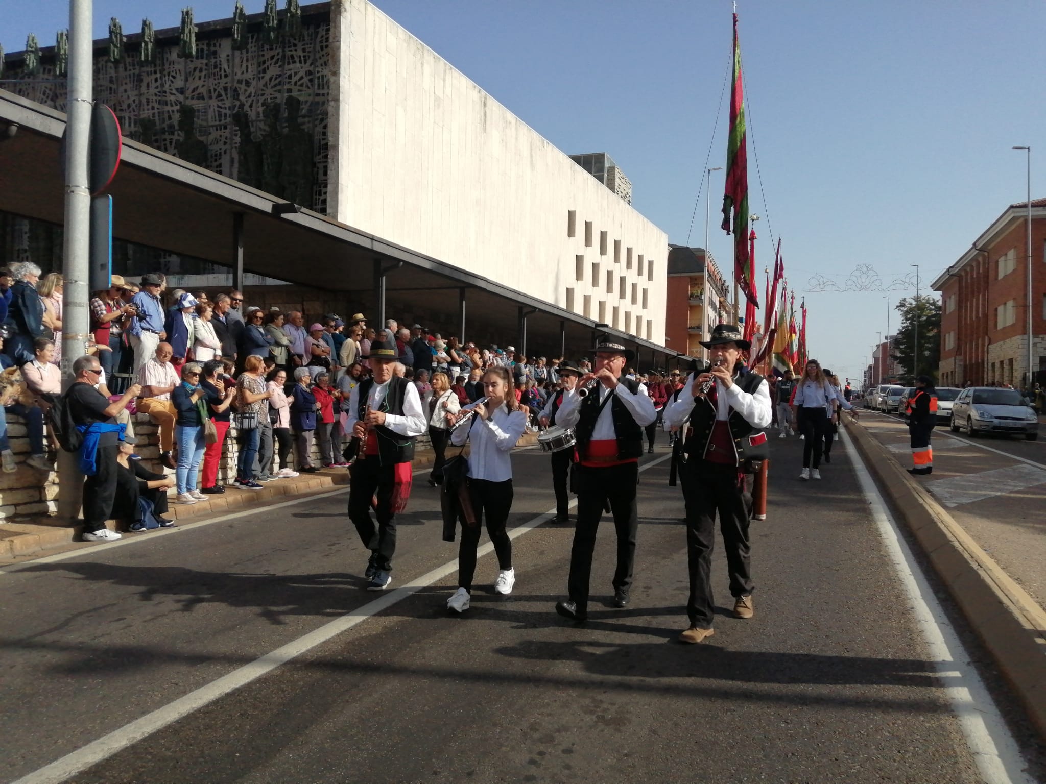 Pendones, carros engalanados y más de 50.000 romeros protagonizan el gran día de las festividades de San Froilán