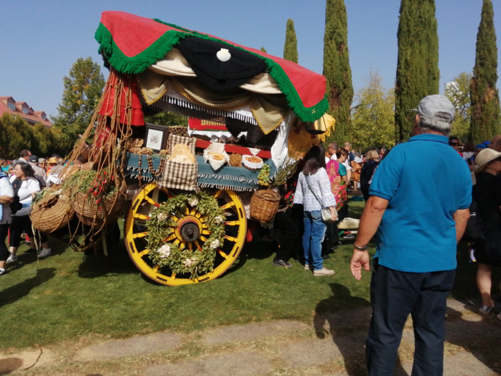 Pendones, carros engalanados y más de 50.000 romeros protagonizan el gran día de las festividades de San Froilán