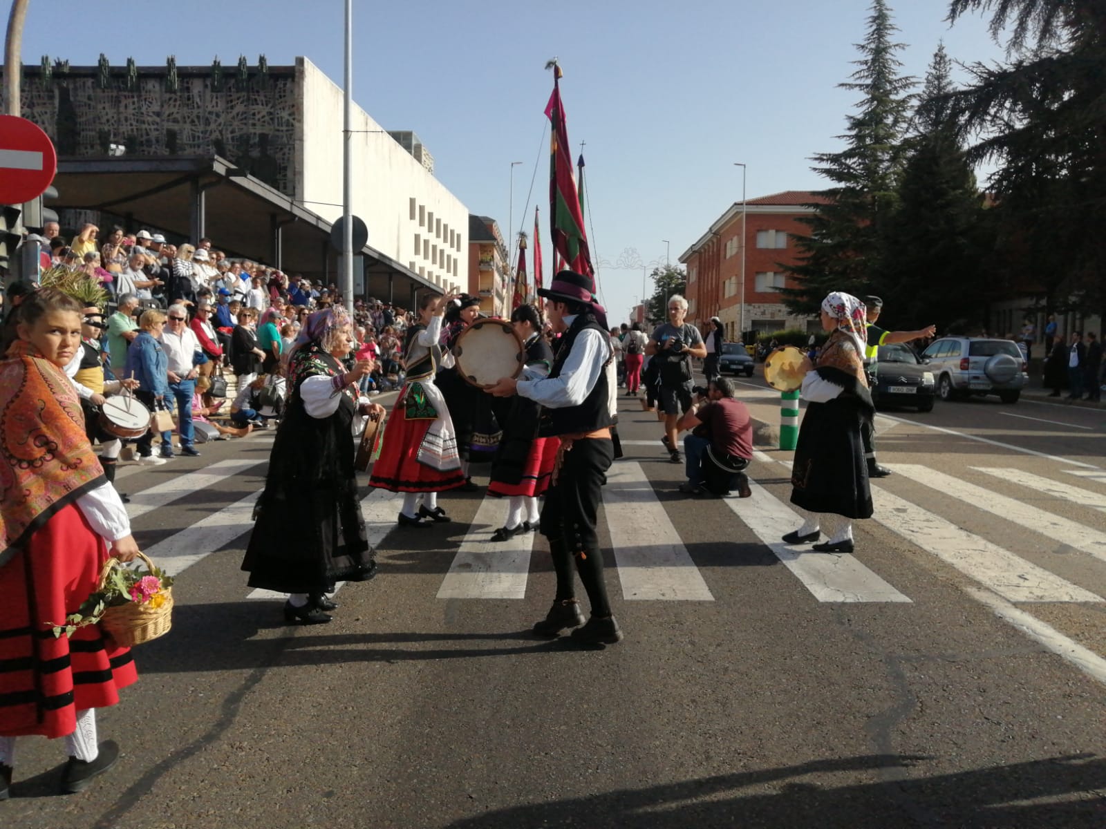 Pendones, carros engalanados y más de 50.000 romeros protagonizan el gran día de las festividades de San Froilán