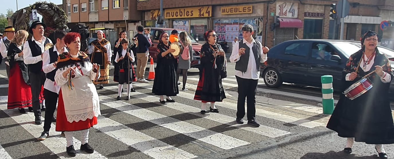 Pendones, carros engalanados y más de 50.000 romeros protagonizan el gran día de las festividades de San Froilán