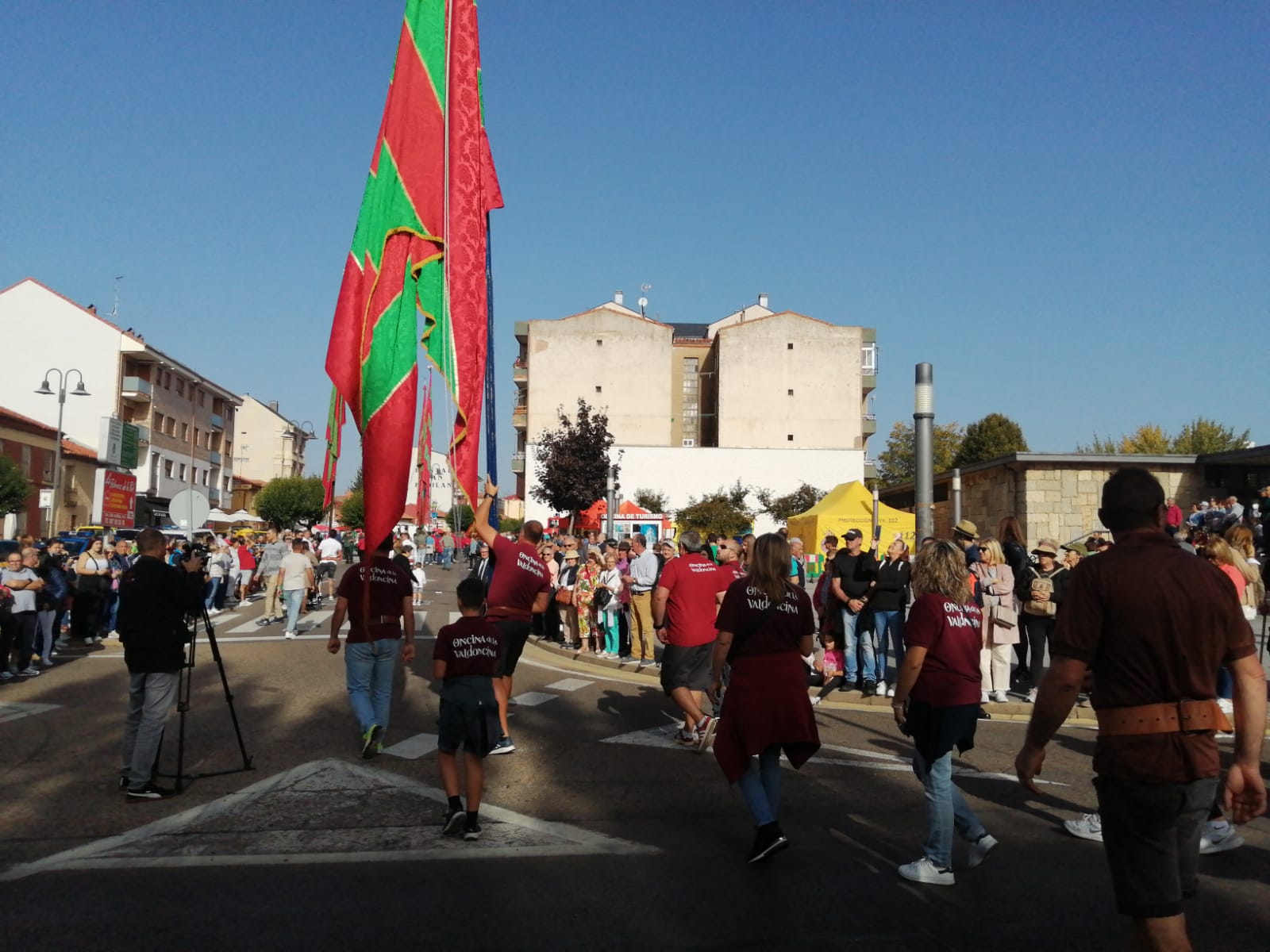 Pendones, carros engalanados y más de 50.000 romeros protagonizan el gran día de las festividades de San Froilán