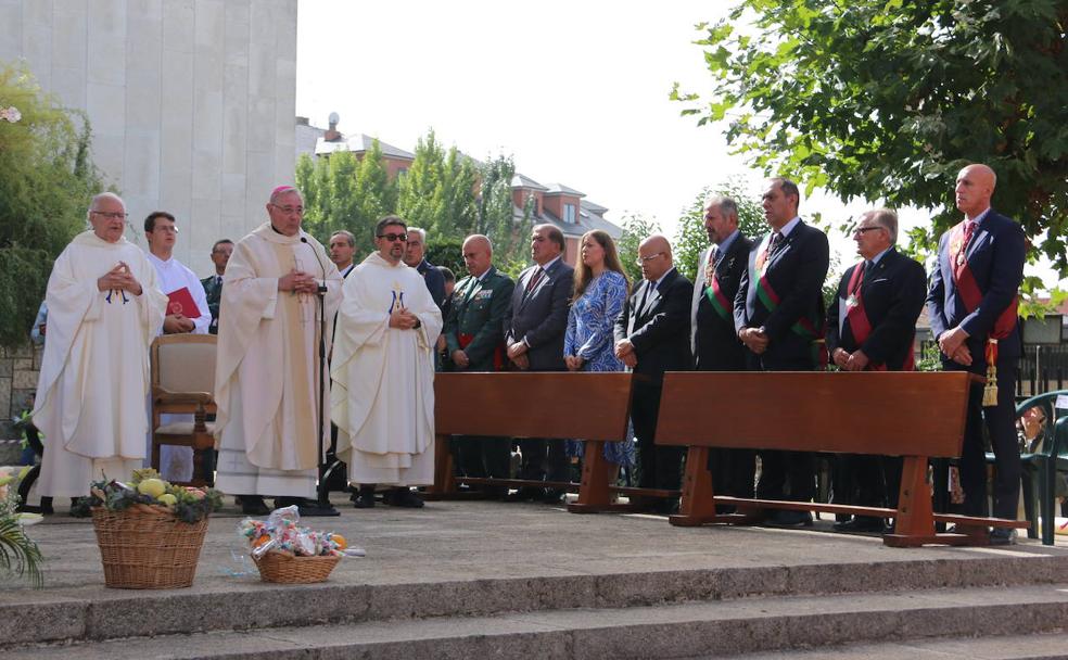 El Obispo, Luis Ángel de las Heras, presidió la celebración en honor a la Virgen del Camino, acompañado por los alcaldes del Voto, situados a la derecha de la imagen. 