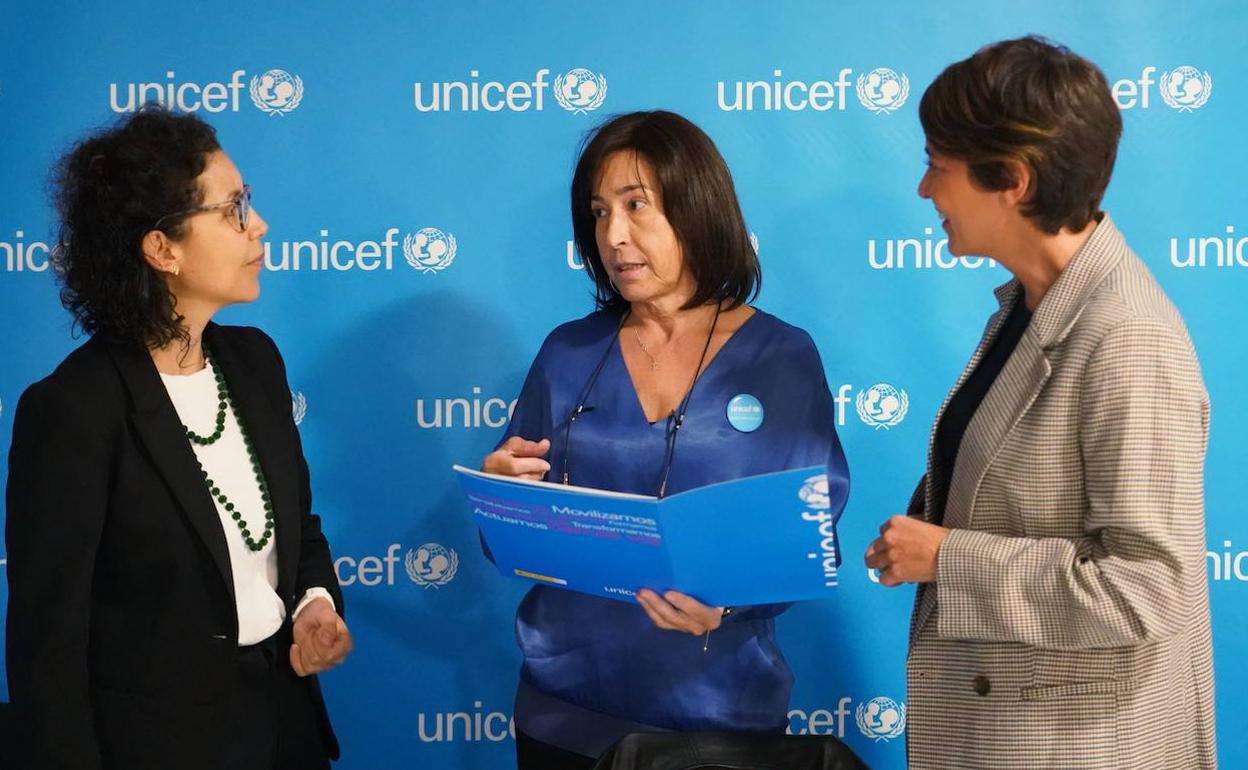 La presidenta de Unicef Comité Castilla y León, Eugenia García, la responsable de campañas de sensibilización de Unicef España, Belén Andrade, y la coordinadora de Unicef Comité Castilla y León, Rocío Gutiérrez, presentan el informe ''Impacto de la tecnología en la adolescencia en Castilla y León''..