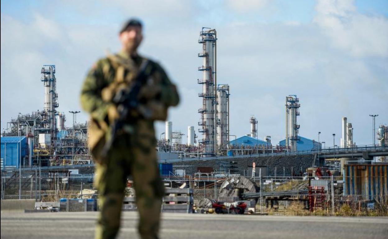 Un militar hace guardia en las instalaciones del Nord Stream. 