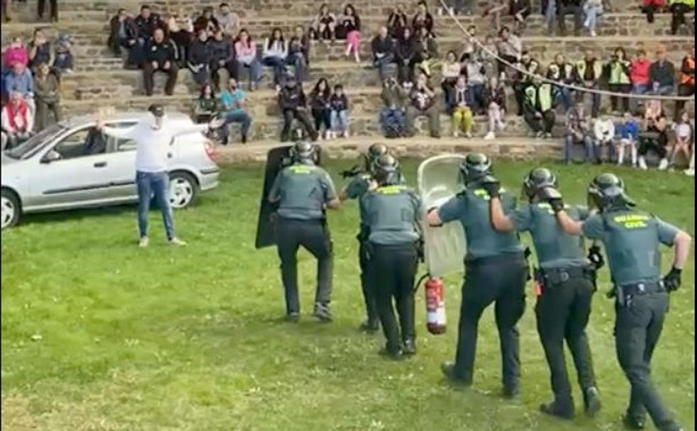 El grupo de Seguridad Ciudadana llevando a cabo una demostración de procedimientos operativo en Riaño.