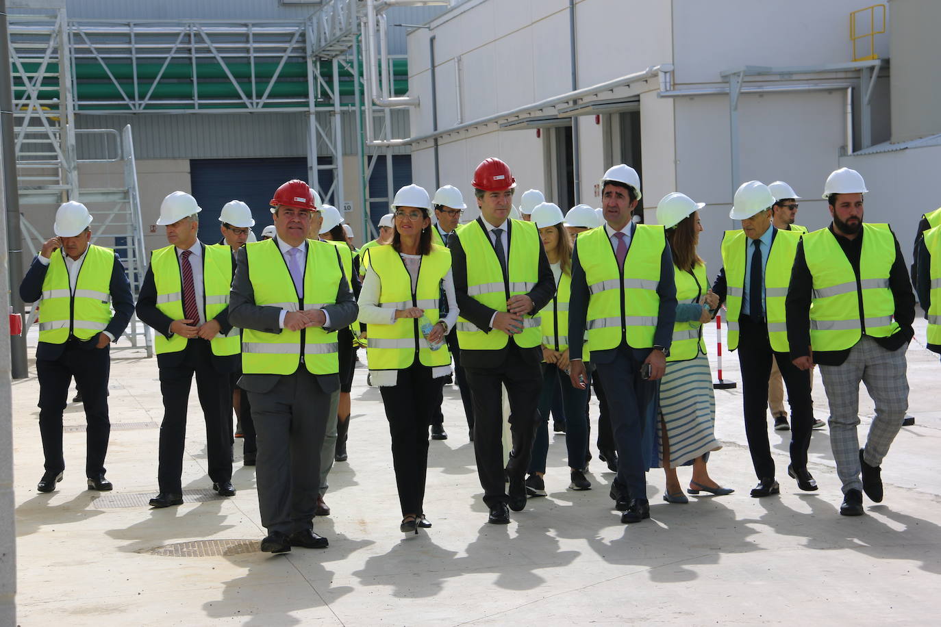 Visita institucional a la planta siderúrgica del grupo NSR en Villadangos del Páramo. 