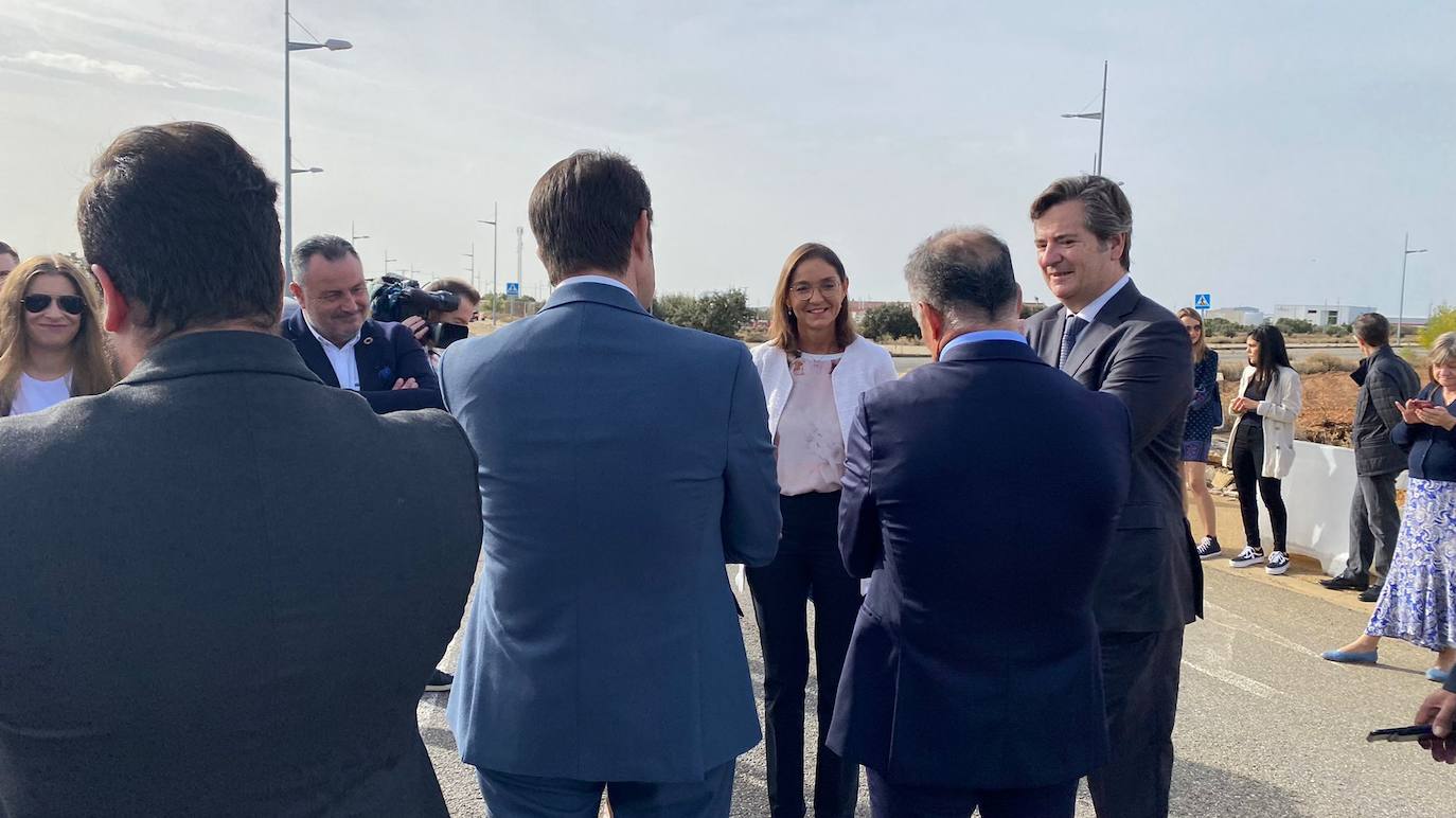 La ministra de Industria, Comercio y Turismo, Reyes Maroto, la delegada del Gobierno, Virginia Barcones, y el consejero de Medio Ambiente, Juan Carlos Suárez-Quiñones, visitan la planta siderúrgica del grupo NSR en la localidad leonesa de Villadangos del Páramo. Antes, la delegación visitará ha visitado los trabajos llevados a cabo para la nueva línea férrea que llegará a pie de fábrica hasta Villadangos. 