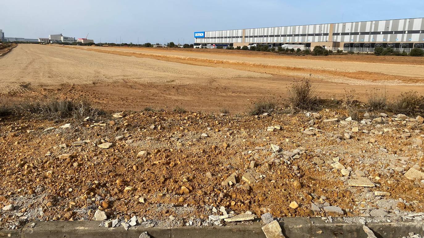 La ministra de Industria, Comercio y Turismo, Reyes Maroto, la delegada del Gobierno, Virginia Barcones, y el consejero de Medio Ambiente, Juan Carlos Suárez-Quiñones, visitan la planta siderúrgica del grupo NSR en la localidad leonesa de Villadangos del Páramo. Antes, la delegación visitará ha visitado los trabajos llevados a cabo para la nueva línea férrea que llegará a pie de fábrica hasta Villadangos. 