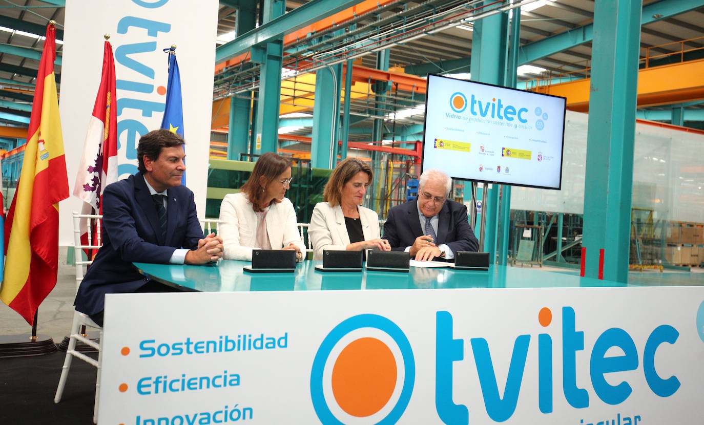 Firma del convenio entre la Junta y Tvitec para el desarrollo industrial de El Bierzo.