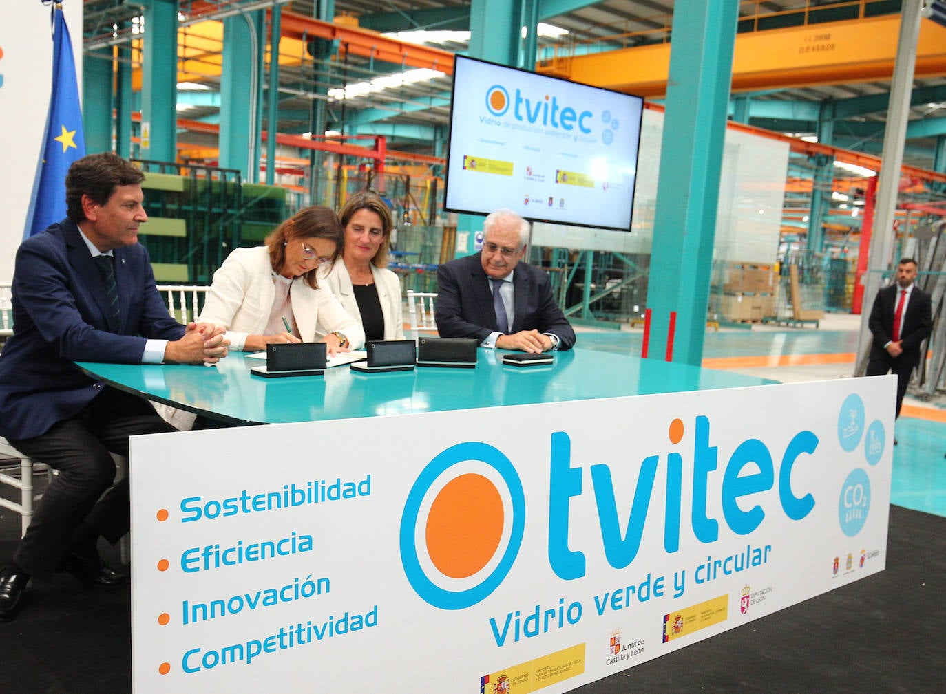 Firma del convenio entre la Junta y Tvitec para el desarrollo industrial de El Bierzo.