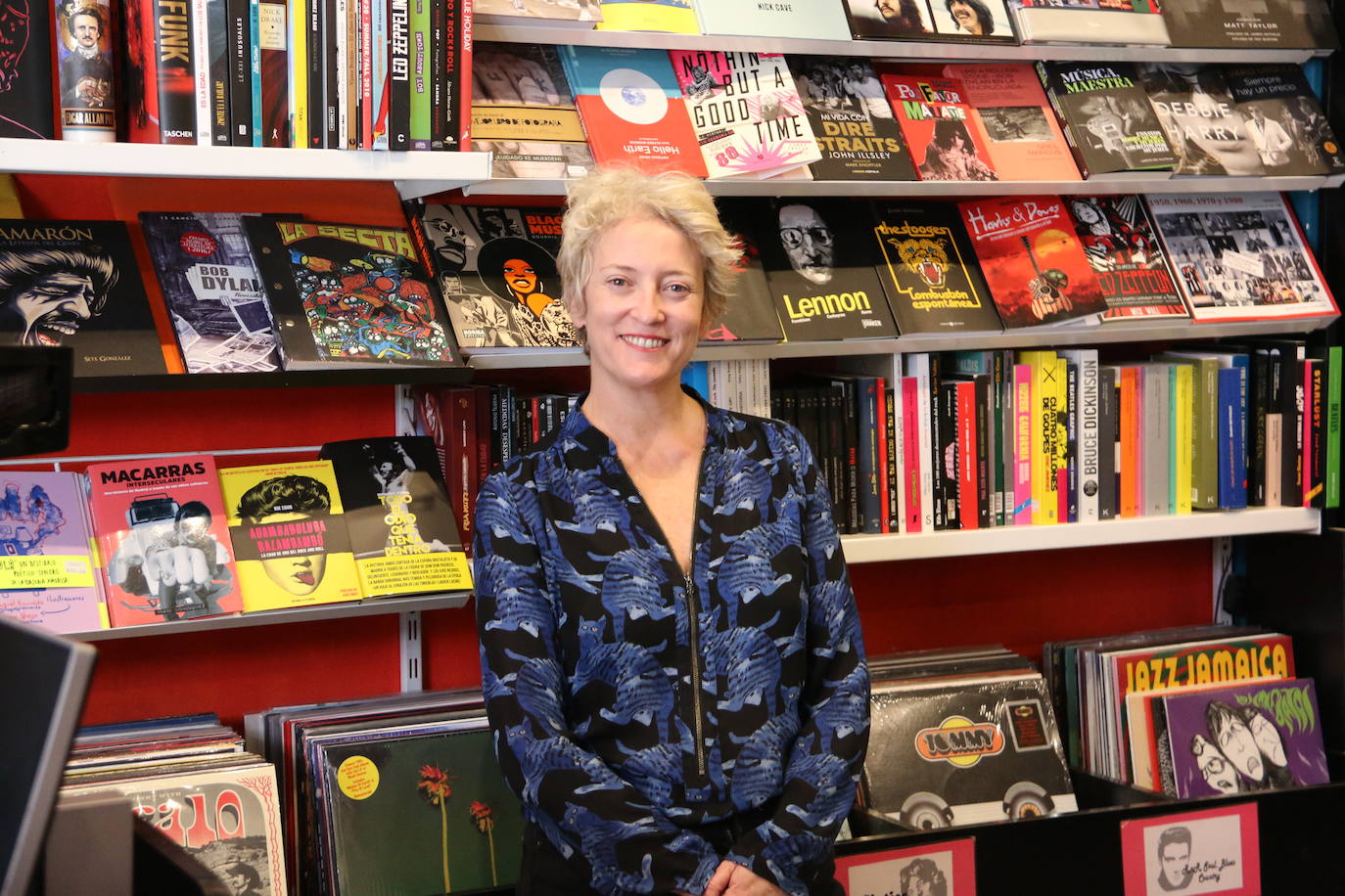 La leonesa Alicia García, referente de la cultura leonesa , posando en el interior de su tienda, Elektra Comics 