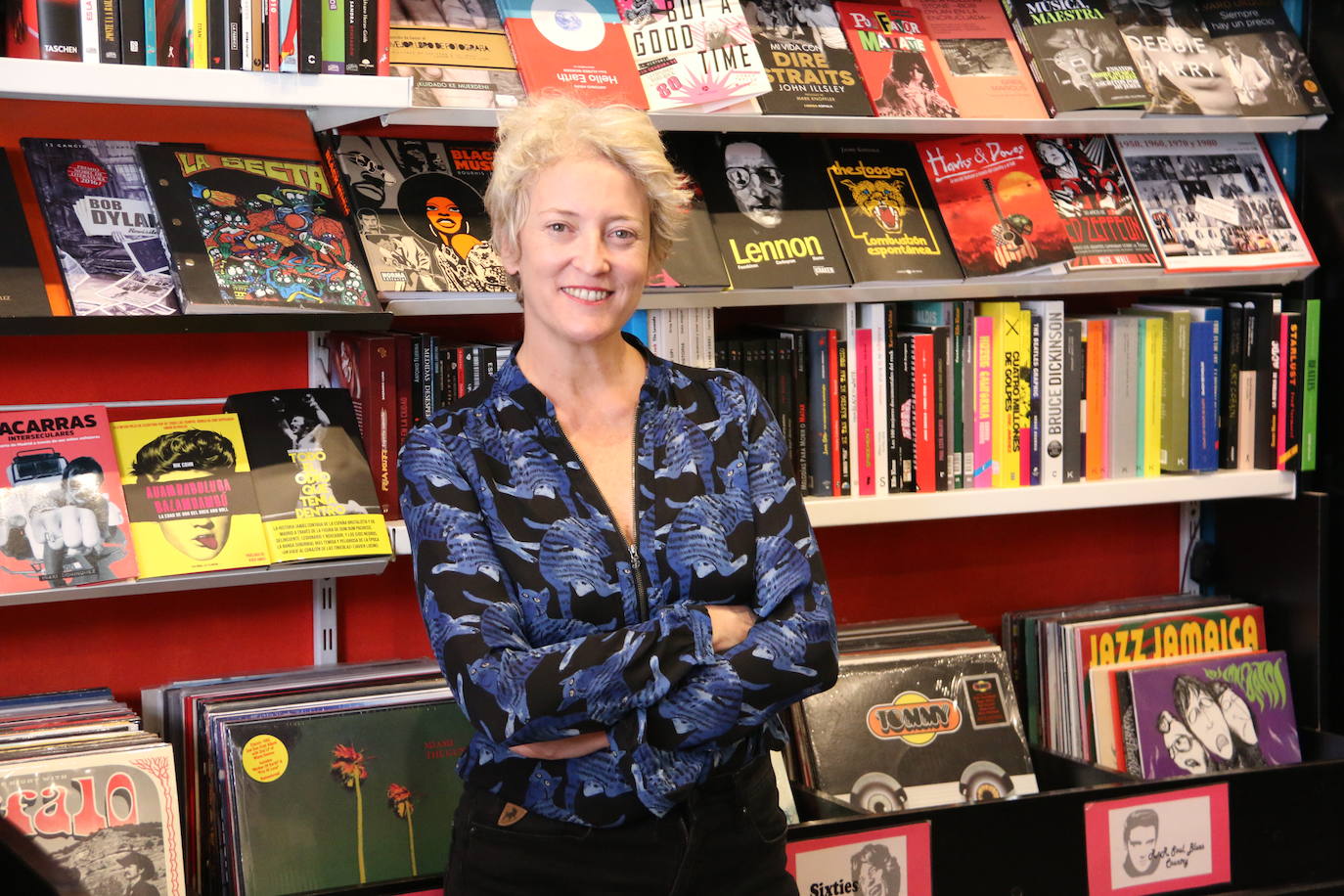 La leonesa Alicia García, referente de la cultura leonesa , posando en el interior de su tienda, Elektra Comics 