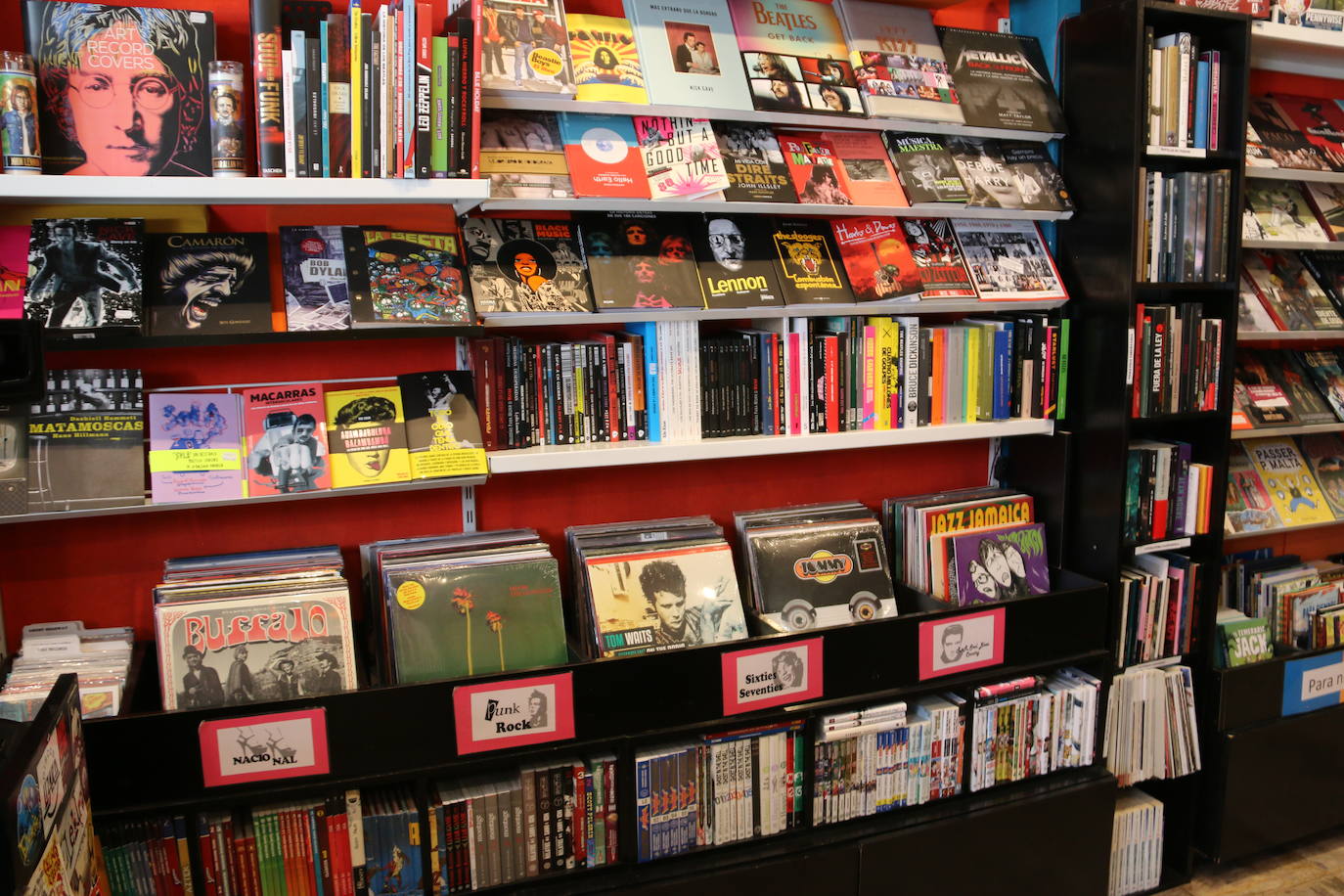 La leonesa Alicia García, referente de la cultura leonesa , posando en el interior de su tienda, Elektra Comics 