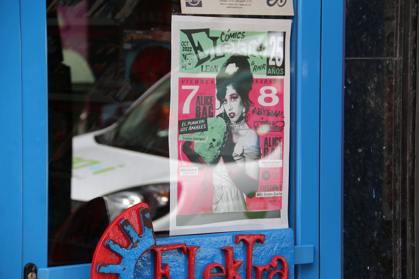 La leonesa Alicia García, referente de la cultura leonesa , posando en el interior de su tienda, Elektra Comics 