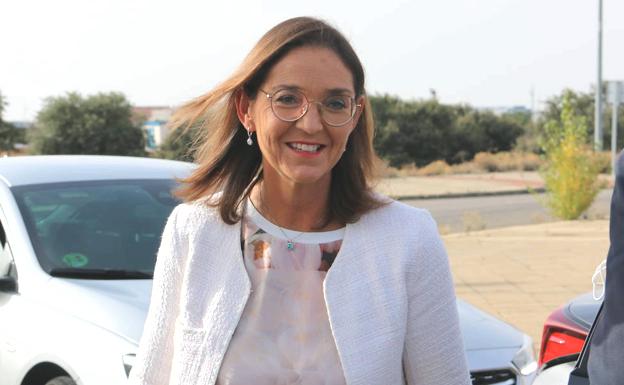 Reyes Maroto, ministra de Industria, en su visita al polígono de Villadangos del Páramo. 