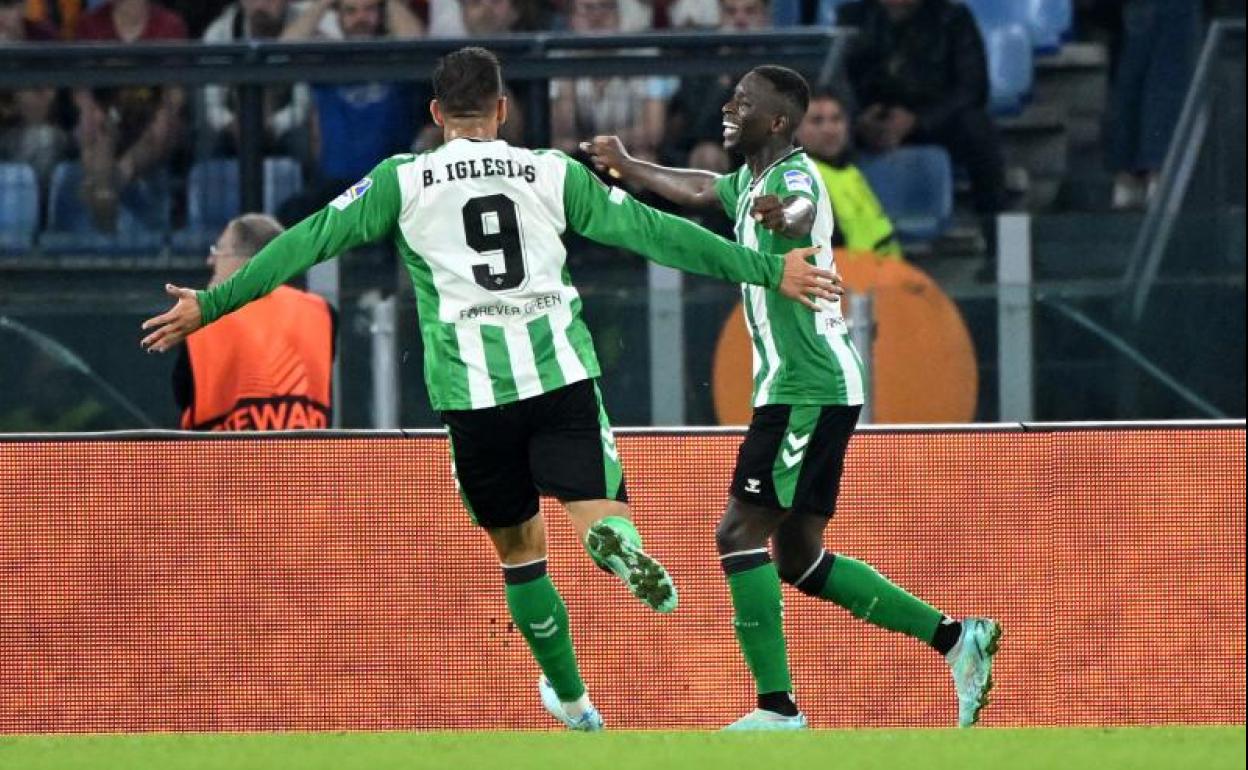 Borja Iglesias celebra junto a Luiz Henrique el gol del brasileño.