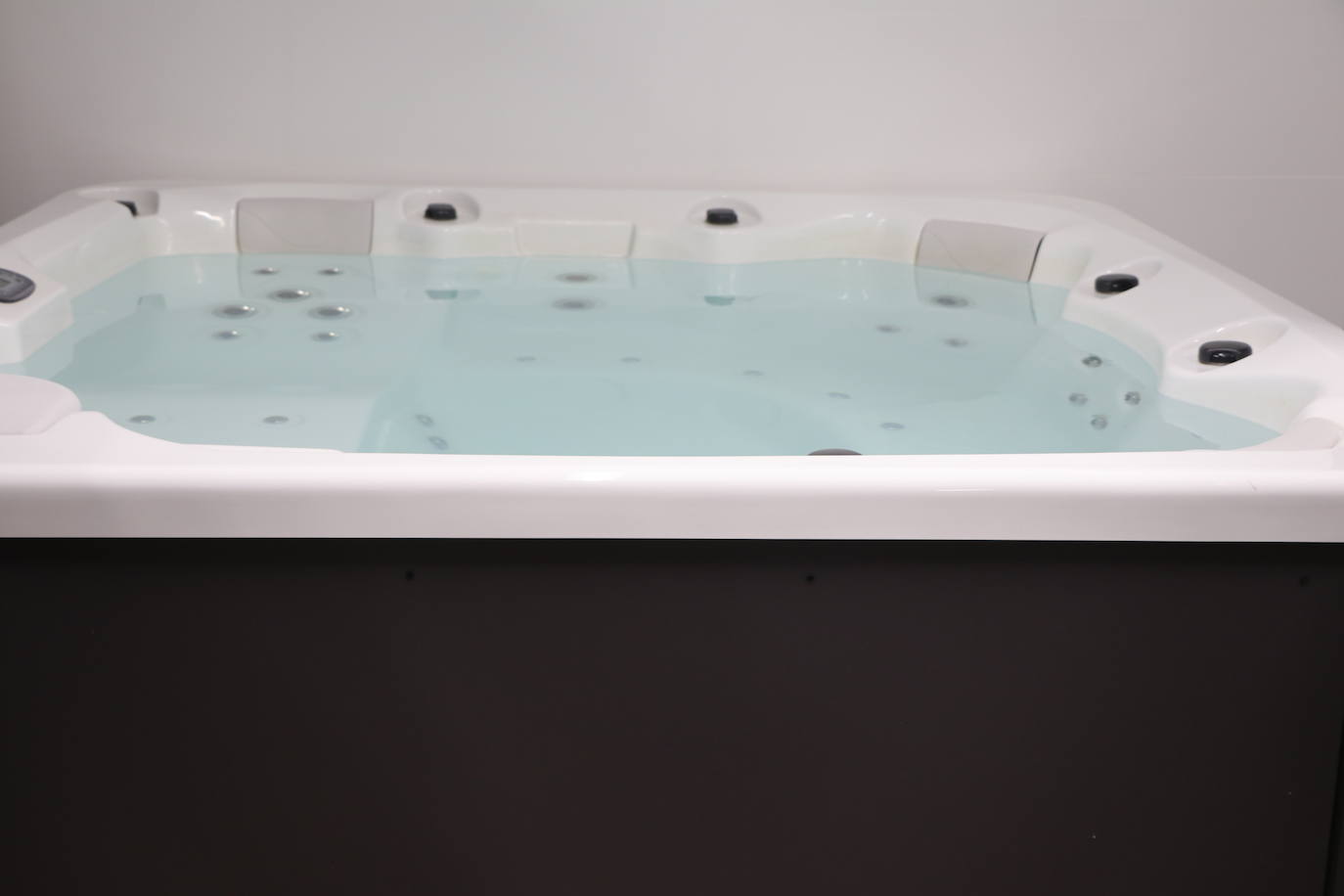 La entidad blanquiazul muestra las notables mejoras acometidas en El Toralín, que marcan el desarrollo futuro de su proyecto deportivo. La investión en los dos últimos años alcanza los cinco millones de euros. 