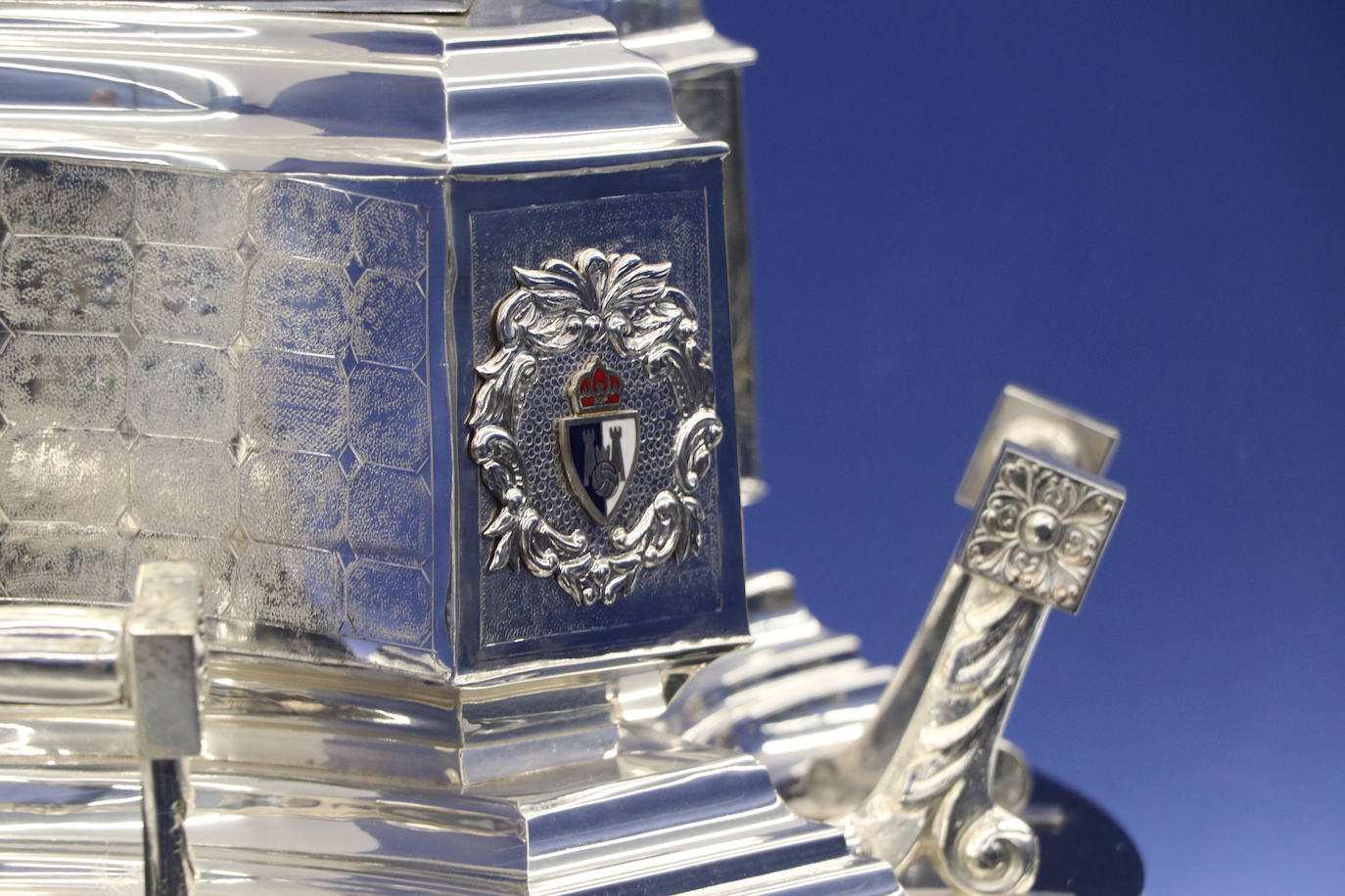 La entidad blanquiazul muestra las notables mejoras acometidas en El Toralín, que marcan el desarrollo futuro de su proyecto deportivo. La investión en los dos últimos años alcanza los cinco millones de euros. 