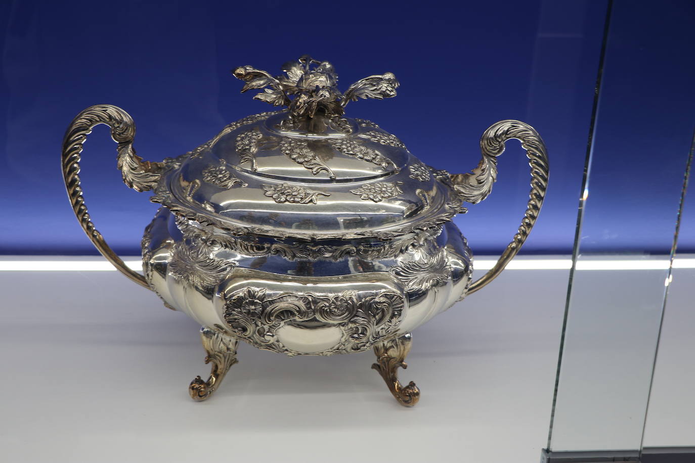 La entidad blanquiazul muestra las notables mejoras acometidas en El Toralín, que marcan el desarrollo futuro de su proyecto deportivo. La investión en los dos últimos años alcanza los cinco millones de euros. 