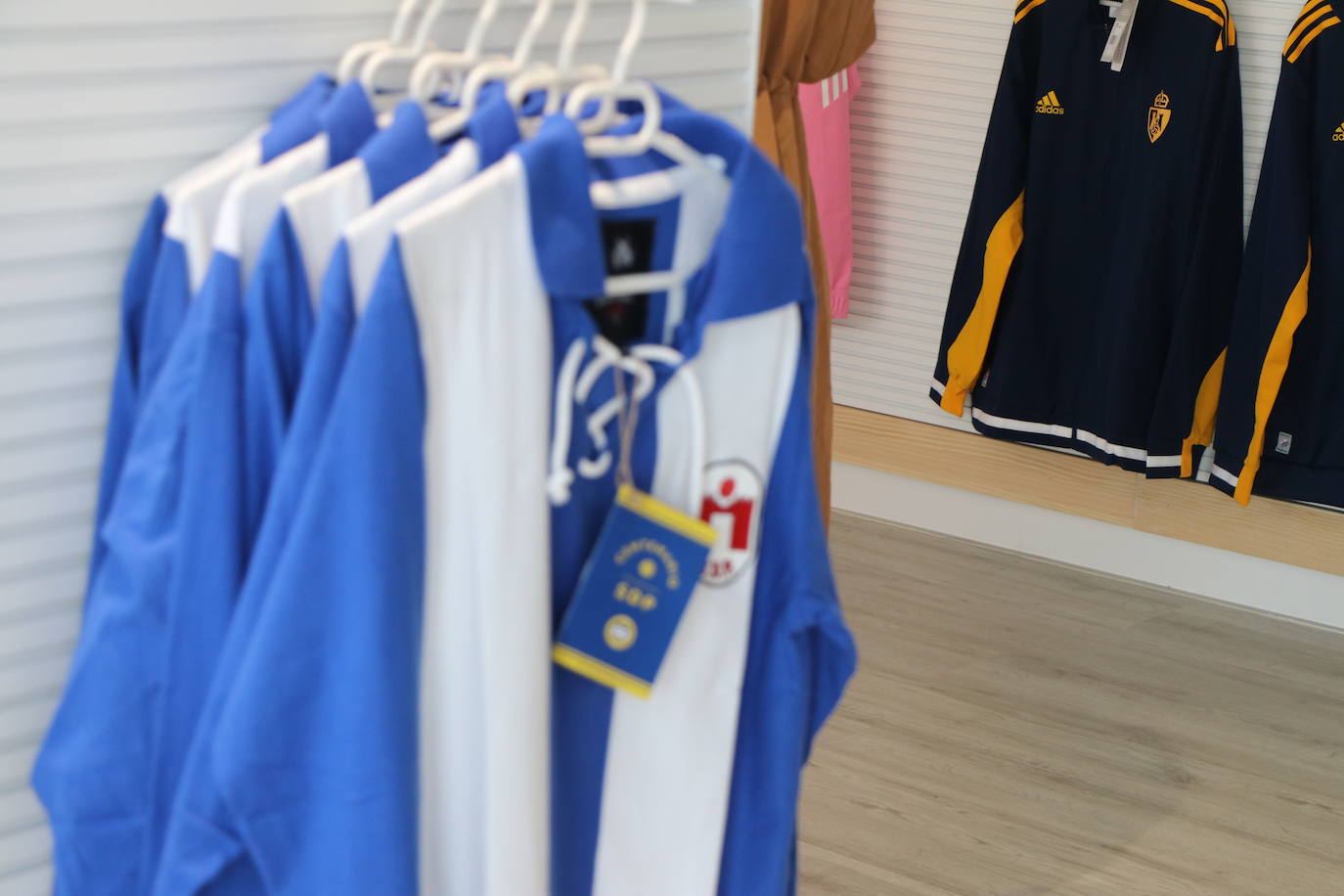 La entidad blanquiazul muestra las notables mejoras acometidas en El Toralín, que marcan el desarrollo futuro de su proyecto deportivo. La investión en los dos últimos años alcanza los cinco millones de euros. 