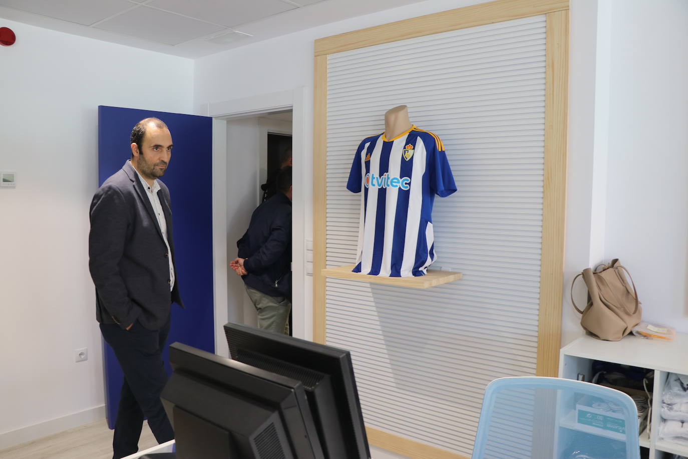 La entidad blanquiazul muestra las notables mejoras acometidas en El Toralín, que marcan el desarrollo futuro de su proyecto deportivo. La investión en los dos últimos años alcanza los cinco millones de euros. 